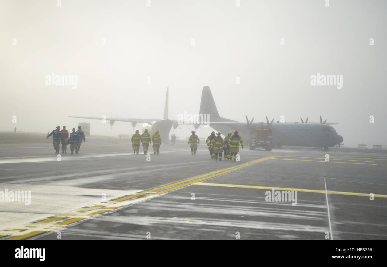 Feuerwehrleute und Sanitäter arbeiten zusammen, durch den Nebel zu helfen bei der Beseitigung von verletzten von einem simulierten Flugzeugabsturz während der schweren Unfall-Antwort-Übung auf Ramstein Air Base, Deutschland, 18. Oktober 2014. Mitglieder der US Air Force und Host Nation Agenturen eine Partnerschaft bei der Durchführung einer Reaktion und die Wiederherstellung Übung in Vorbereitung auf mögliche reale Vorfälle. Senior Airman Hailey Haux) Stockfoto
