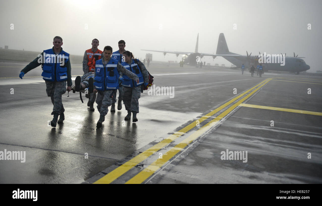 Medizinisches Personal gemeinsam durch den Nebel zu helfen bei der Beseitigung von verletzten von einem simulierten Flugzeugabsturz während der schweren Unfall-Antwort-Übung auf Ramstein Air Base, Deutschland, 18. Oktober 2014. Mitglieder der US Air Force und Host Nation Agenturen eine Partnerschaft bei der Durchführung einer Reaktion und die Wiederherstellung Übung in Vorbereitung auf mögliche reale Vorfälle. Senior Airman Hailey Haux) Stockfoto