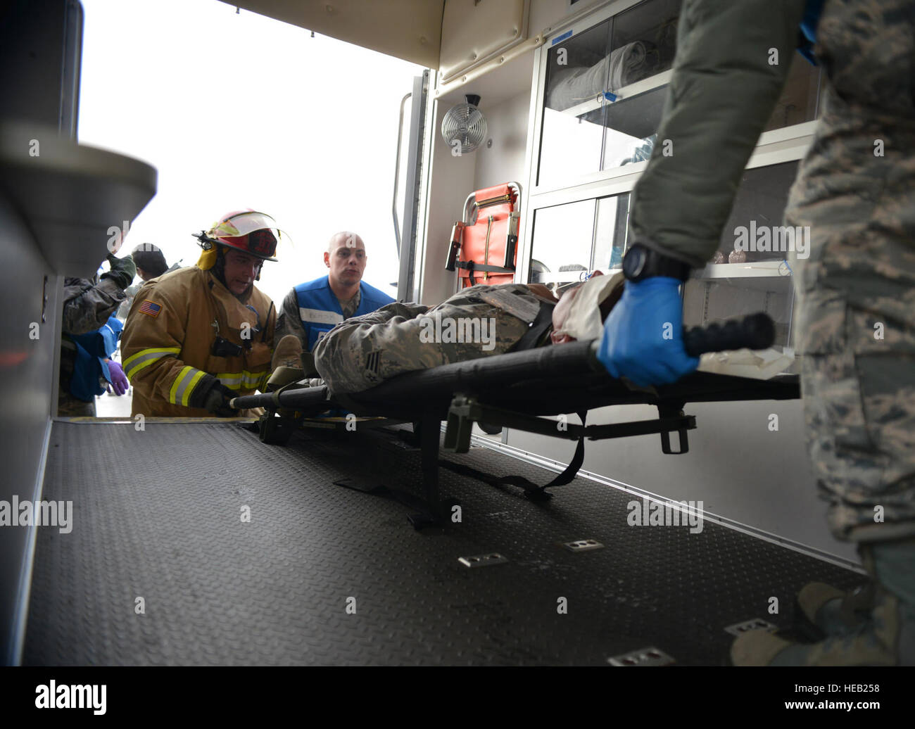 Eine verletzte Passagier bekommt in einen Krankenwagen nach Landstuhl Regional Medical Center transportiert werden, nach einer simulierten Flugzeugabsturz während der schweren Unfalls Antwort Übung auf Ramstein Air Base, Deutschland, 18. Oktober 2014 geladen. Mitglieder der US Air Force und Host Nation Agenturen eine Partnerschaft bei der Durchführung einer Reaktion und die Wiederherstellung Übung in Vorbereitung auf mögliche reale Vorfälle. Senior Airman Hailey Haux) Stockfoto
