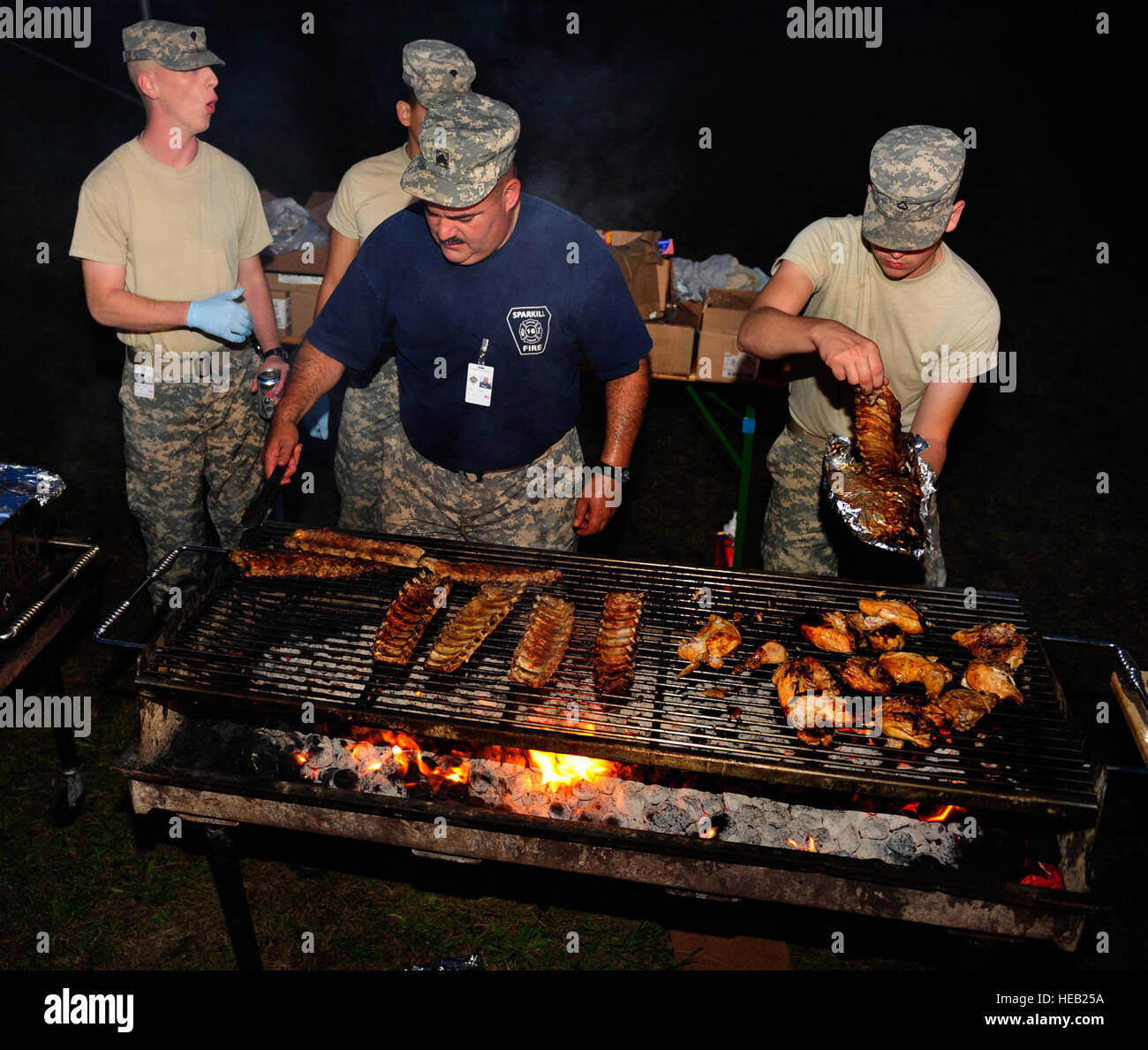 US Army Sergeant Darrell Butler, Zentrum und Fellow zubereiten Soldaten für eine US-militärischen Dinner-Party beim kombiniert Unterfangen 2010 in Grafenwöhr, Deutschland, 13. September 2010. Kombinierte Bemühung, die weltweit größte Kommunikation Interoperabilität Übung ist, soll die internationalen Streitkräfte Führungs-, Kommunikations- und Computer-Systeme für multinationale Operationen vorzubereiten.  Airman 1st Class Samuel W. Goodman, US Air Force Stockfoto