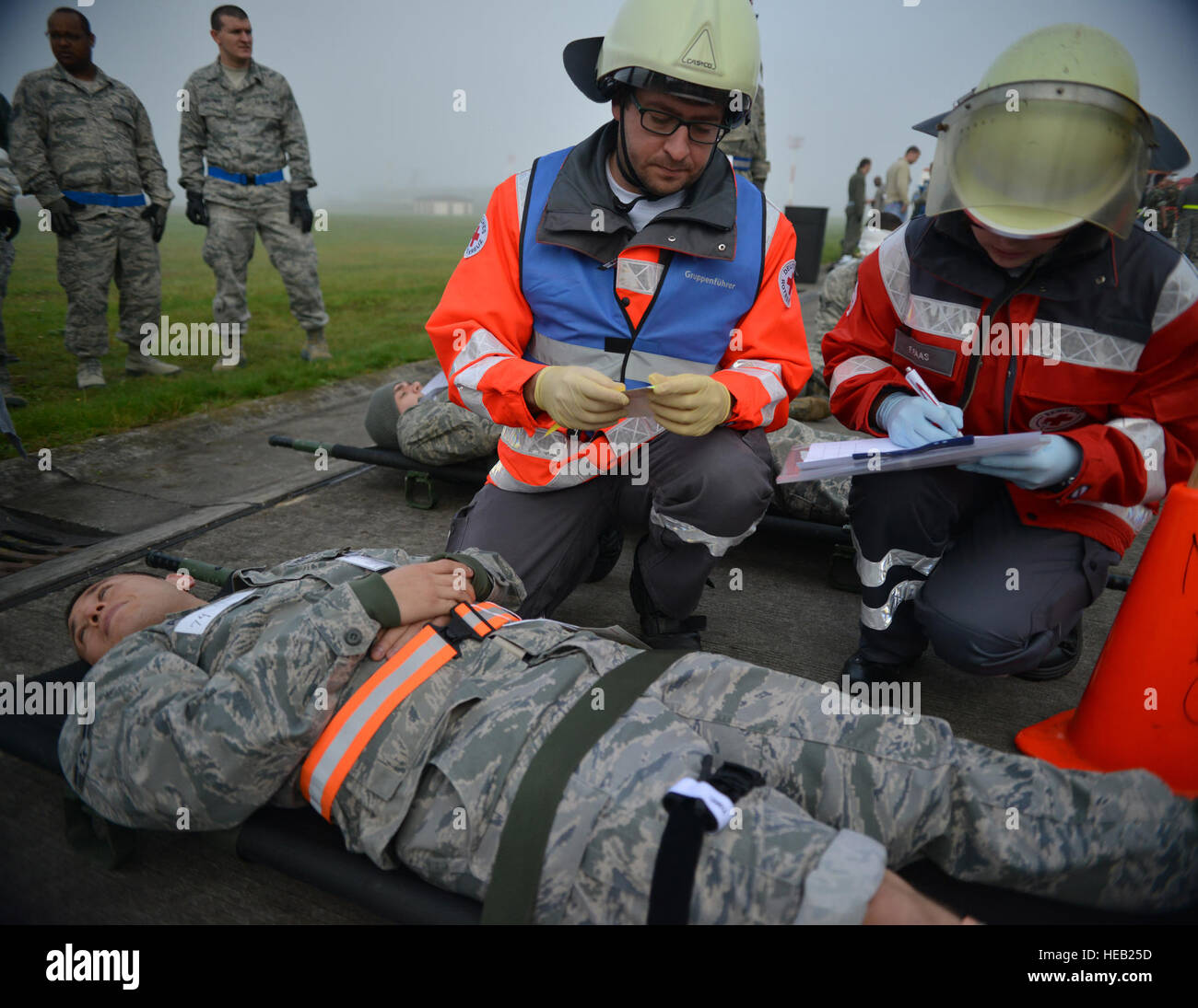 Bemühungen zur Betreuung von verletzten von einem simulierten Flugzeugabsturz während eines schweren Unfalls Antwort Trainings auf Ramstein Air Base, Deutschland, 18. Oktober 2014 unterstützen Host Nation Medizintechniker. Mitglieder der US Air Force und Host Nation Agenturen eine Partnerschaft bei der Durchführung einer Reaktion und die Wiederherstellung Übung in Vorbereitung auf mögliche reale Vorfälle. Senior Airman Hailey Haux) Stockfoto