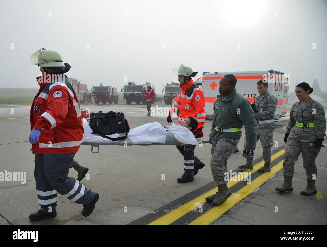 Ramstein Flieger arbeiten Hand in Hand mit ihren Host Nation Pendants, verletzte Passagiere in einen Krankenwagen nach einer simulierten Flugzeugabsturz während eines schweren Unfalls Antwort Trainings auf Ramstein Air Base, Deutschland, 18. Oktober 2014 zu laden. Mitglieder der US Air Force und Host Nation Agenturen eine Partnerschaft bei der Durchführung einer Reaktion und die Wiederherstellung Übung in Vorbereitung auf mögliche reale Vorfälle. Senior Airman Hailey Haux) Stockfoto