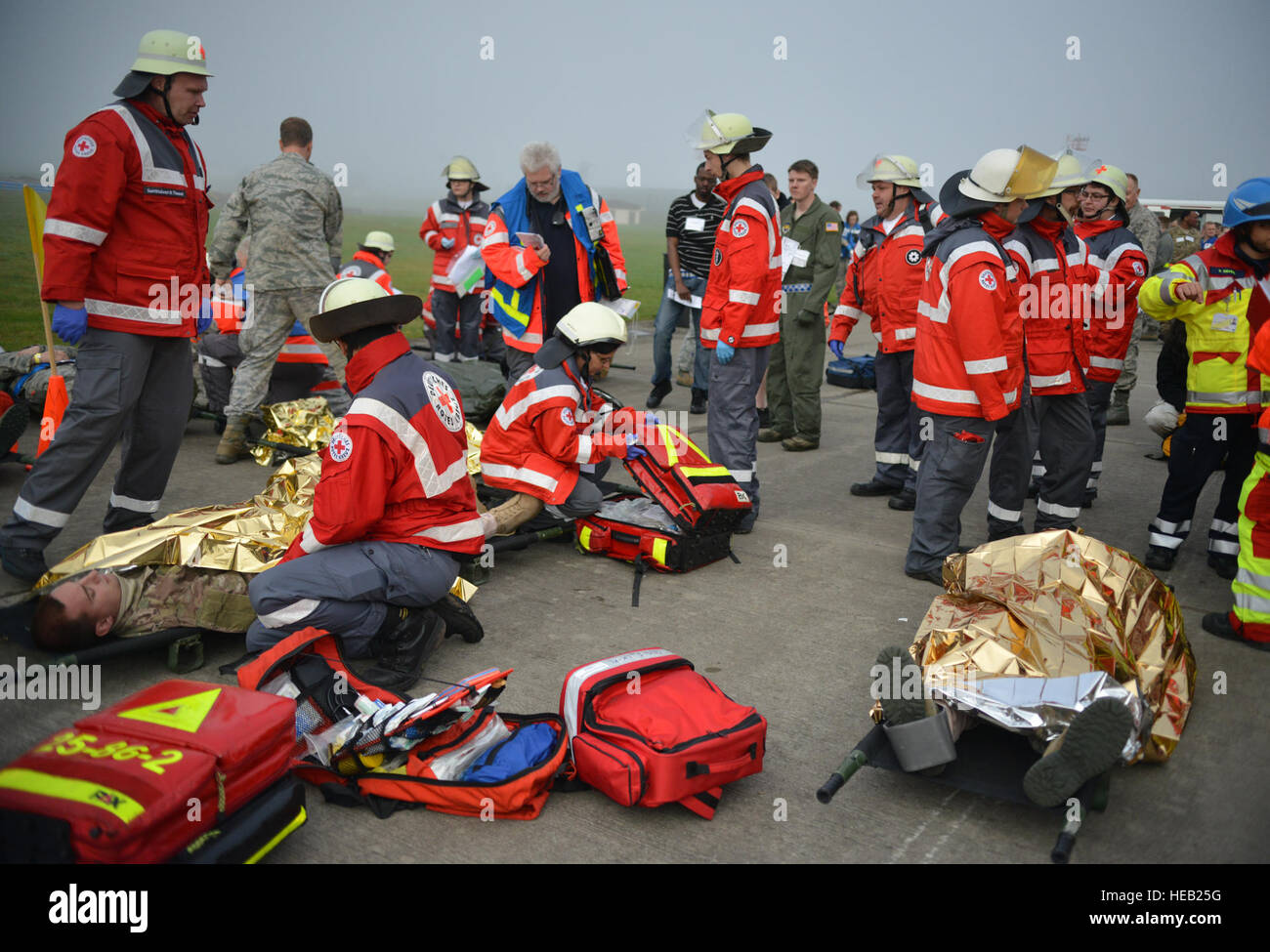 Eine Gruppe von Host Nation medizinische Techniker helfen bei der Hilfe für verletzte Passagiere von einem simulierten Flugzeugabsturz während eines schweren Unfalls Antwort Trainings auf Ramstein Air Base, Deutschland, 18. Oktober 2014. Mitglieder der US Air Force und Host Nation Agenturen eine Partnerschaft bei der Durchführung einer Reaktion und die Wiederherstellung Übung in Vorbereitung auf mögliche reale Vorfälle. Senior Airman Hailey Haux) Stockfoto