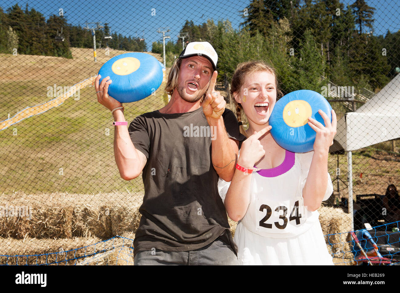 Die kanadische Cheese Rolling Männer und Frau Gewinner.  Crankworx.  Whistler, BC, Kanada Stockfoto