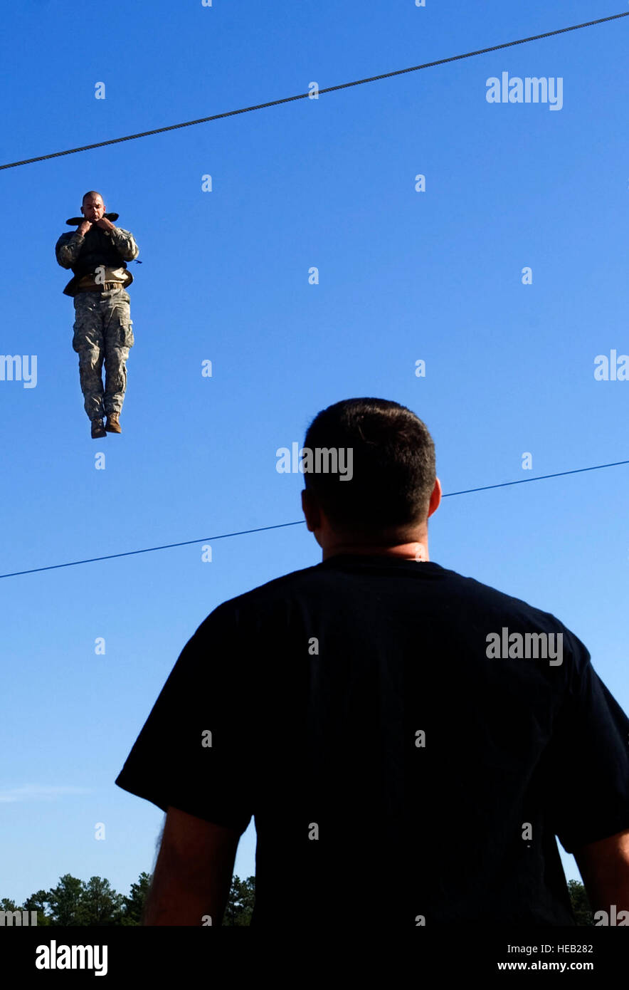 Ein Ranger-Kader Uhren Trainee 40 ft fallen in einen See während seines Auftritts in der Bekämpfung Wasser überleben Assessment Kurs Fort Bennning Georgien.  Die CWSA besteht aus einen 40 ft high-Rise Spaziergang auf einem Brett 2 ft breit, ein Seil-Crawl und Dungeons und eine 70ft Zip Line Fahrt.  Es gibt drei Phasen in Ranger training, darunter der Benning-Phase in Fort Benning, Georgia, Mountain Phase in Dahlonega, Georgia und Florida-Phase am Camp James E. Rudder.  Master Sergeant Cecilio Ricardo) (veröffentlicht) Stockfoto