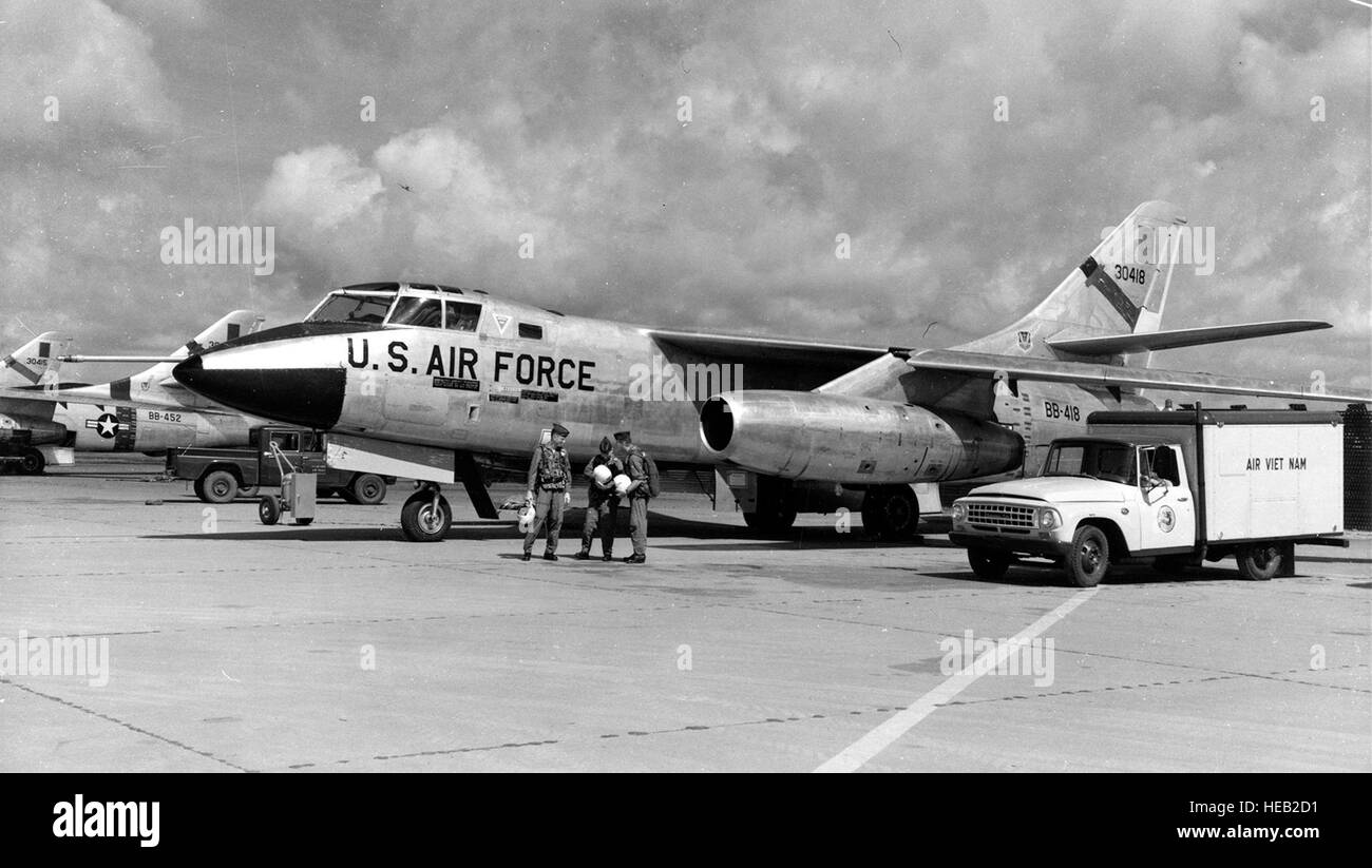 Ein 363. Tactical Reconnaissance Wing RB-66 und seine drei-Mann-Besatzung auf der Flightline auf Tan Son Nhut Air Base, Republik Vietnam 1965.  US-Luftwaffe Foto. Stockfoto