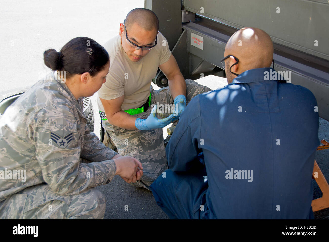 Staff Sgt Richard Saeparn, Senior Airman Katrina Tyson und Staff Sgt. Nathan Hilt, alle 349. Wartung Geschwader Luft-und Boden Ausrüstung Mechanik, diskutieren, was zu heben mit einer gebogenen Radlager während einer Inspektion eines Mannes gefunden am 16. April 2016 auf Travis Air Force Base, Kalifornien Die Flieger waren eine Zweijahres-Wartung-Inspektion auf den Mann-Lift, Komponenten, die vor kurzem entdeckt wurde, eine Öl-Leck haben. Airman 1st Class Shelby R. Horn) Stockfoto