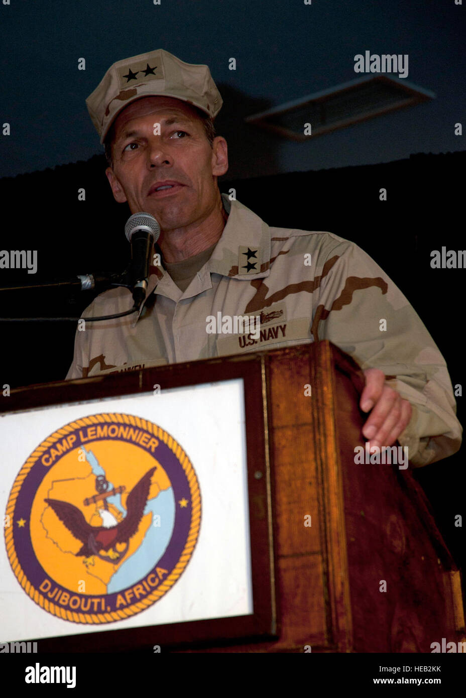 120515-F-GA223-030 CAMP LEMONIER, Dschibuti (26. Mai 2012) – Rear Admiral Michael Franken, Kommandant der kombiniert Joint Task Force Horn von Afrika, hält eine Rede als Gastredner beim Wechsel der Befehl Zeremonie für Camp Lemonier, 15.Mai. Kapitän Kevin Bertelsen entlastet Kapitän Scott Hurst beim Wechsel der Befehl at Camp Lemonier.  Techn. Sgt. Ryan Labadens) Stockfoto