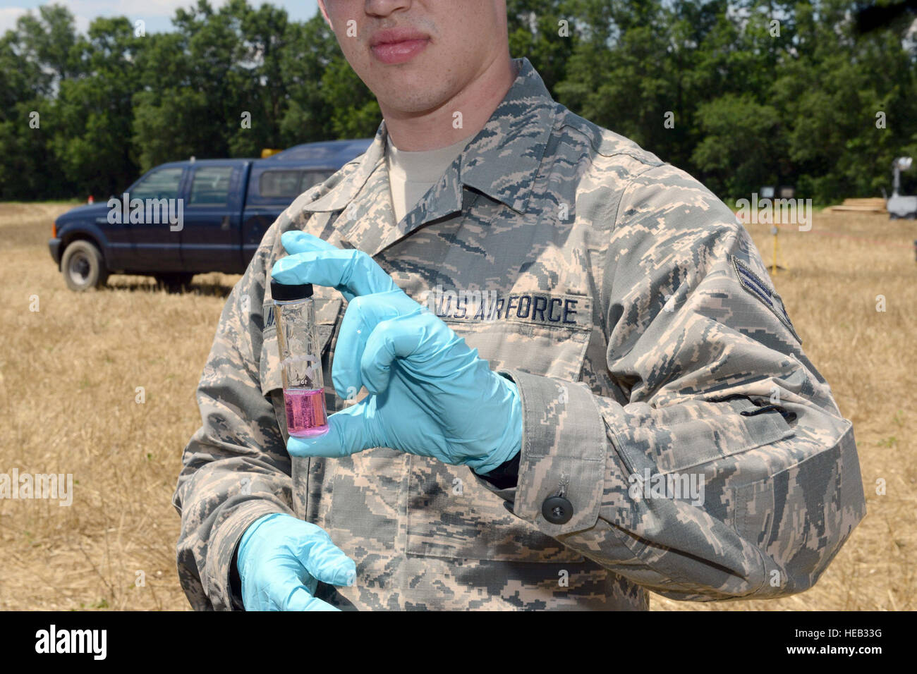 Flieger 1. Klasse William Lavendel, 78. Air Base Wing bioenvironmental Lehrling, Tests eine Stichprobe von Trinkwasser 10 Juni in Robins Air Force Base in Louisville, Ga. Personal Bereitstellung unterstützen Vorgänge nach dem Zusammenstoß von zwei F-16 s aus South Carolina Air National Guard Routine nachts fliegen Training im Jefferson County, 7. Juni 2016.  Tommie Horton /) Stockfoto