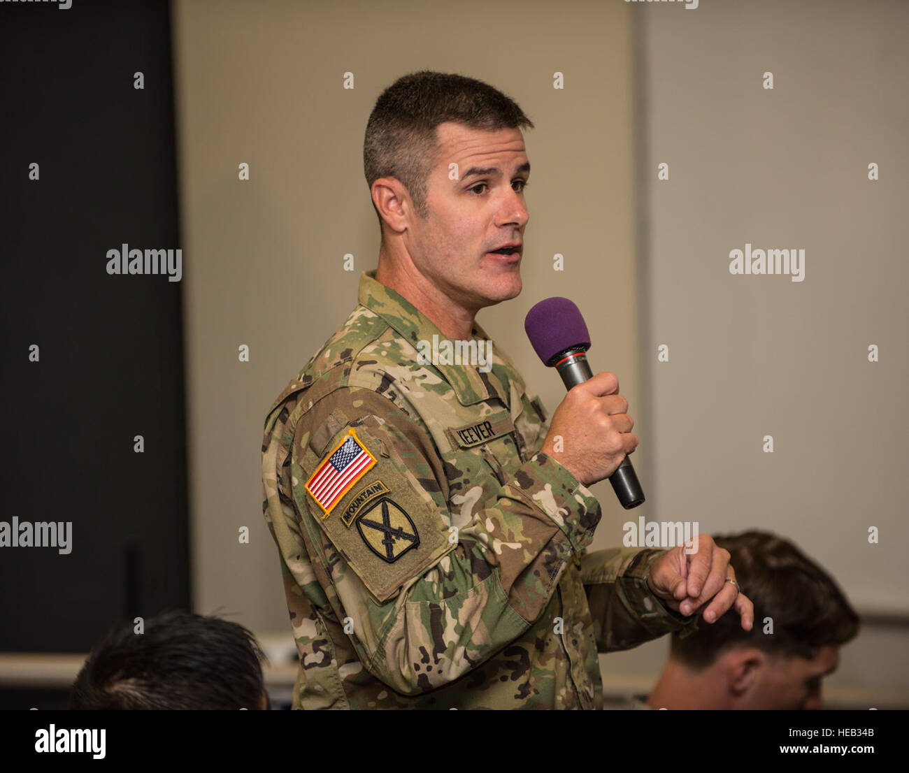Sgt. 1. Klasse Bill Keever, Arizona State University ROTC Assistent primäre Militärwissenschaft Instructor, stellt eine Frage über Karrieremöglichkeiten bei einem Führungsmitglied Seminar am Joint Base Lewis McChord, Wash., Aug. 6. Siebenundsechzig Militärwissenschaft Instruktoren aus 150 Universitäten in 26 Staaten verbreitet waren anwesend während des Seminars im Rahmen einer jährlichen Fortbildungsveranstaltung für Entwicklung zur Führungskraft-mentoring und Motivations-Techniken zu erschließen sowie bieten ein Forum für den Austausch von Ideen und best Practices. Moderiert wurde die Veranstaltung durch die 104. Training Division 4 t Stockfoto