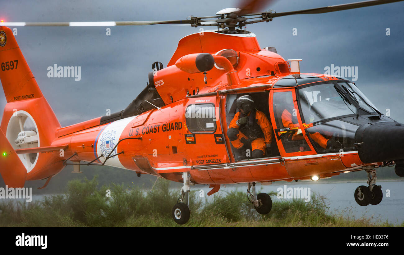 INDISCHE ISLAND, Washington (9. Juni 2016) - US-Küste Gardisten im MH-65 Dolphin Helikopter, angehängte Coast Guard Air Station Port Angeles, positioniert sich über Military Sealift Command großer, mittlerer Geschwindigkeit roll-on/Roll-off Schiff USNS Bob Hope (T-AKR 300) für eine medizinische Evakuierung Bohrer während gemeinsame Logistik Over The Shore 2016 (JLOTS 16). JLOTS 16 ist eine Gelenk-Service Szenario basiert Übung entwickelt, um Katastrophen und humanitären Hilfe in der Cascadia-Subduktionszone zu simulieren.  Masse der Kommunikationsspezialist 2. Klasse Eric Chan Stockfoto