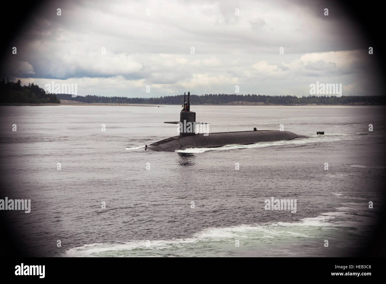 PUGET SOUND, Washington (11. April 2016) - ballistischen Raketen Ohio-Klasse-u-Boot USS Kentucky (SSBN-737) Transite der Hood Canal, wie das Boot, Naval Base Kitsap-Bangor nach dem Boot erste strategische Abschreckung Patrouille seit 2011 zurück. Das Boot hat vor kurzem eine 40-Monat entwickelt Betankung Überholung, die das Leben der u-Boot für weitere 20 Jahre erstrecken wird.  Masse der Kommunikationsspezialist 2. Klasse Amanda R. Gray Stockfoto