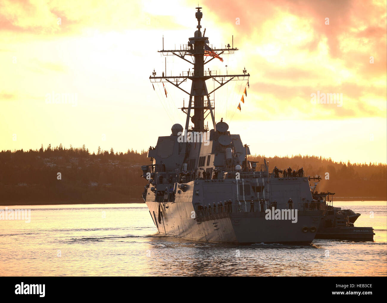 161121-N-WX604-202 EVERETT, Washington (21. November 2016) die Arleigh-Burke-Klasse geführte Flugkörper Zerstörer USS Kidd (DDG-100) kommt bei seinem neuen Heimathafen, Naval Station Everett (NSE), nach dem Auslaufen aus San Diego, Kalifornien. Kidd ist die dritte von vier Zerstörern NSE im Jahr 2016 zugewiesen wird.  Petty Officer 3rd Class Joseph Montemarano Stockfoto