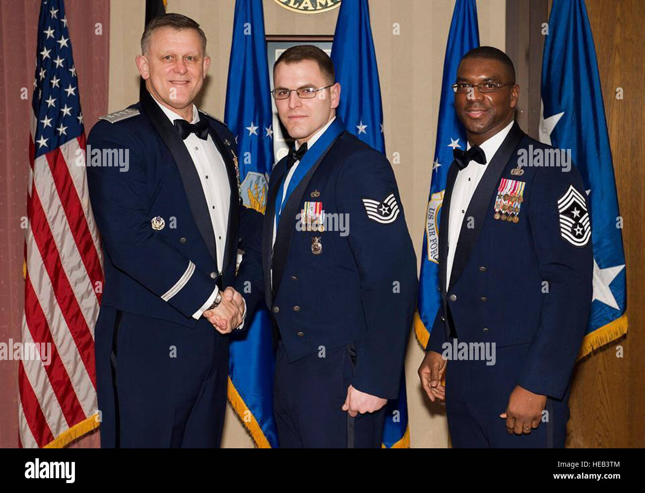 US Air Force Tech SGT David Ordway, Center, 100. Bauingenieur-Geschwader Schutz Bahnhof Feuerwehrchef von Cabot, Arche, erhält seine US-Luftstreitkräfte in Europa und Air Forces Africa NCO des Jahres von US Air Force General Frank Gorenc, links, USAFE-AFAFRICA Kommandeur und US Air Force Chief Master Sgt. James E. Davis, Chef der USAFE-AFAFRICA Befehl, im Rahmen einer jährlichen Medaillon-Zeremonie auf der Ramstein Air Base , Deutschland, 5. März 2015. Flieger konkurrierten innerhalb ihrer Einheiten, dann Ebene Flügel und jetzt das beste in USAFE-AFAFRICA benannt worden. Sie gehen auf Ebene der Luftwaffe-Wettbewerb Stockfoto