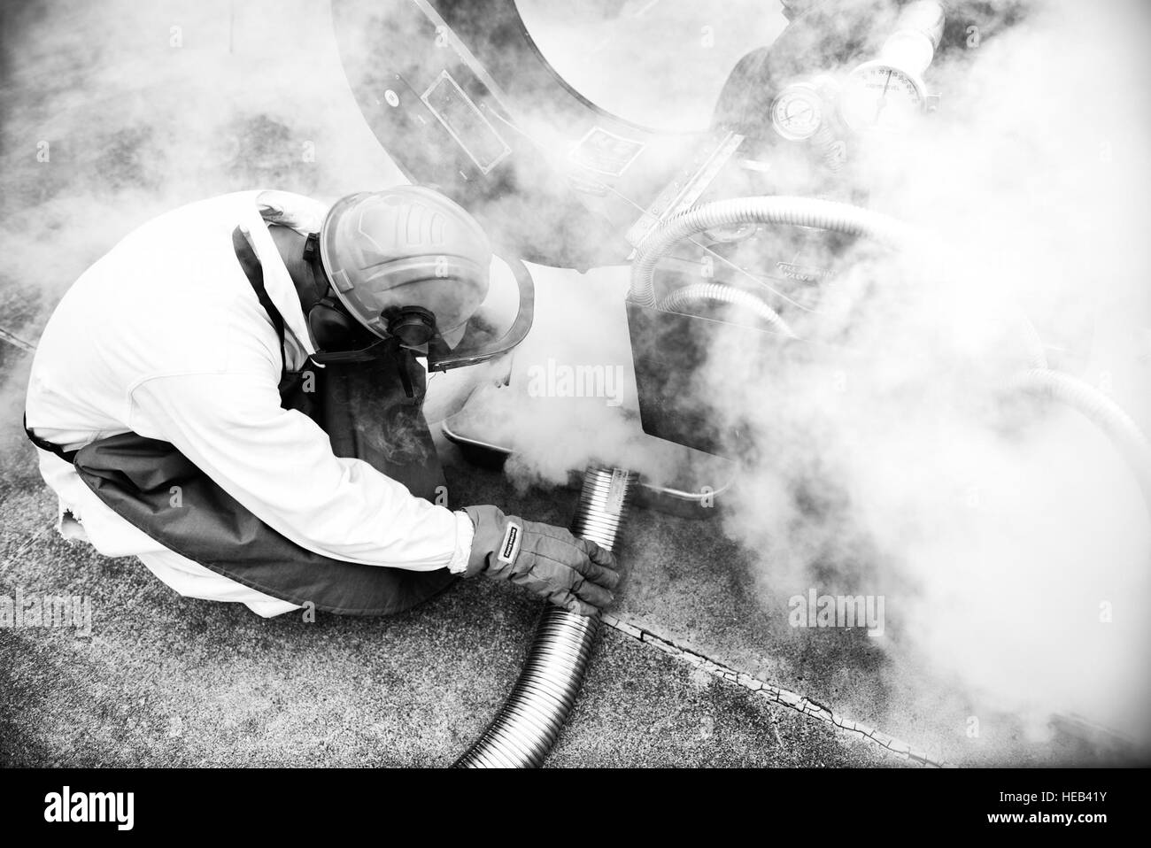 Senior Airman Christopher Benavente, 374th Logistik Bereitschaft Squadron kryogenen Techniker, löst einen Schlauch mit flüssigem Sauerstoff mit einem LOX-Tank 29. Juli 2015, auf der Yokota Air Base, Japan. Die Kryotechnik Shop bietet Flüssigsauerstoff 374th Aircraft Maintenance Squadron und der 730. Air Mobility Squadron, die verwendet wird, wie das Atmen Sauerstoff für Piloten, wenn Sie mehr als 10.000 Fuß fliegen.  Airman 1st Class Delano Scott Stockfoto