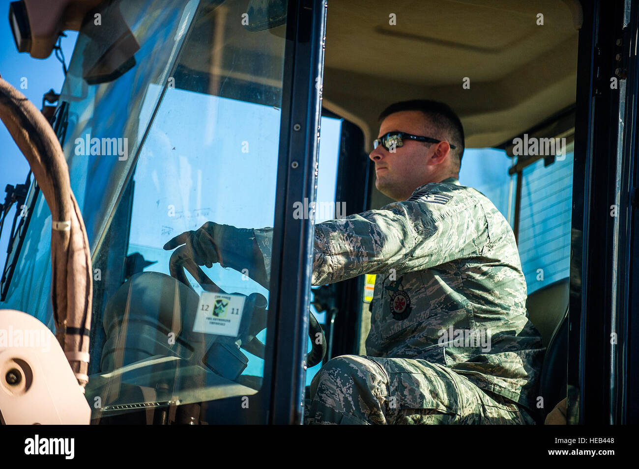 Techn. Sgt. Christopher Depuy, 376th Expeditionary Bauingenieur-Geschwader Feuerwehrmann verwendet einen Gabelstapler zum Vehikel für eine gemeinsame Fahrzeug Bergung Übung mit kirgisischen Feuerwehrleute aus Flughafen Manas, 15. November 2013, Transit Center am Manas, Kirgisistan positionieren. Die Feuerwehren trainieren zusammen regelmäßig damit diese Rettungsaktionen zusammen im Notfall effizient durchführen können. DePuy der Wohnungsstation Aviano Air Base, Italien, und er ist gebürtig aus Williamstown, W.VA Senior Airman George Goslin) Stockfoto