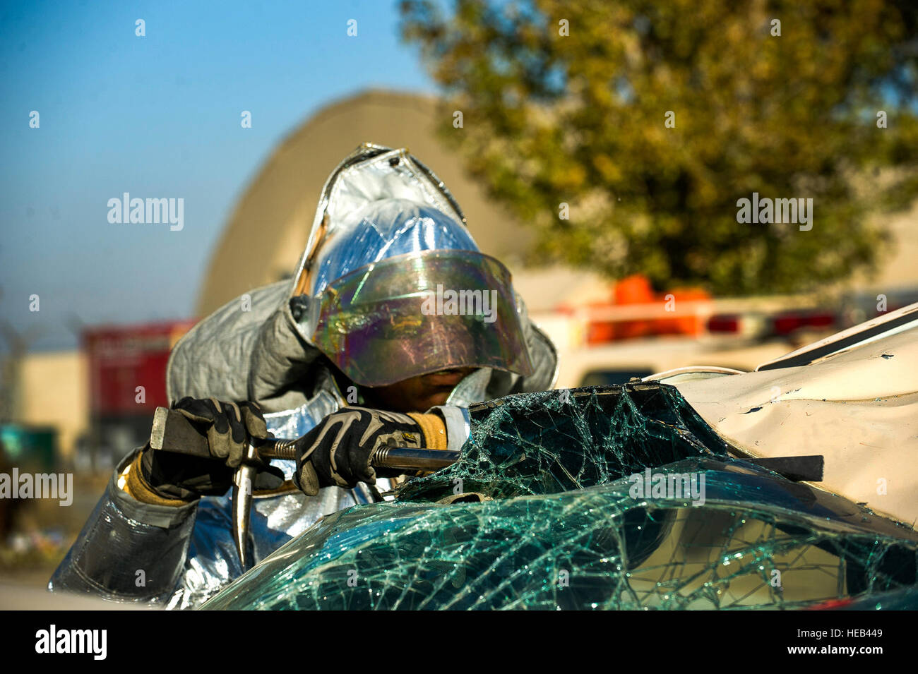 Ein Feuerwehrmann aus der 376th Expeditionary Bauingenieur-Geschwader Pries offen eine gebrochene Windschutzscheibe beim gemeinsamen Fahrzeug Bergung Training Übung mit kirgisischen Feuerwehrleute aus Flughafen Manas, 15. November 2013, Transit Center am Manas, Kirgisistan. Die Feuerwehren trainieren zusammen regelmäßig damit diese Rettungsaktionen zusammen im Notfall effizient durchführen können. Senior Airman George Goslin) Stockfoto