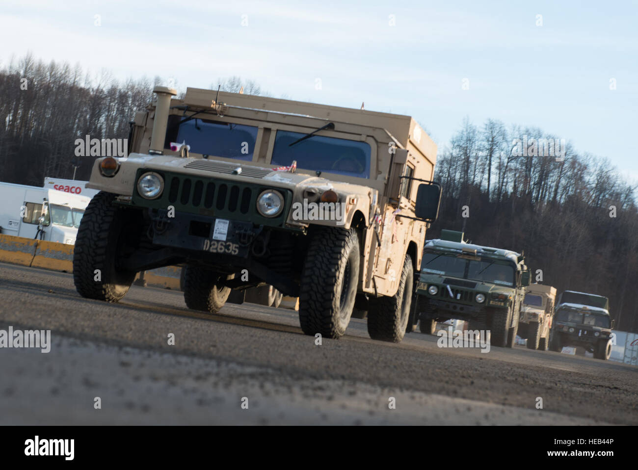 Ein Team von Soldaten mit dem 2. Bataillon, 377. Parachute Field Artillery Regiment Strykers und Humvees laden auf ein Schiff in den Hafen von Anchorage, Alaska, November 22. Mehrere hundert Fahrzeuge wurden nach Fort Irwin, Kalifornien auf mehrere Schiffe ausgeliefert.  Senior Airman Kyle Johnson) Stockfoto