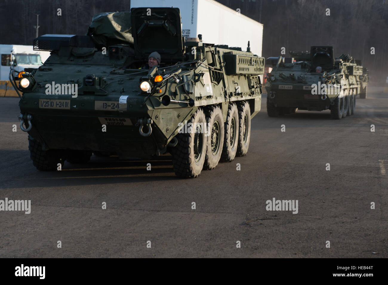 Ein Team von Soldaten mit dem 2. Bataillon, 377. Parachute Field Artillery Regiment Strykers und Humvees laden auf ein Schiff in den Hafen von Anchorage, Alaska, November 22. Mehrere hundert Fahrzeuge wurden nach Fort Irwin, Kalifornien auf mehrere Schiffe ausgeliefert.  Senior Airman Kyle Johnson) Stockfoto