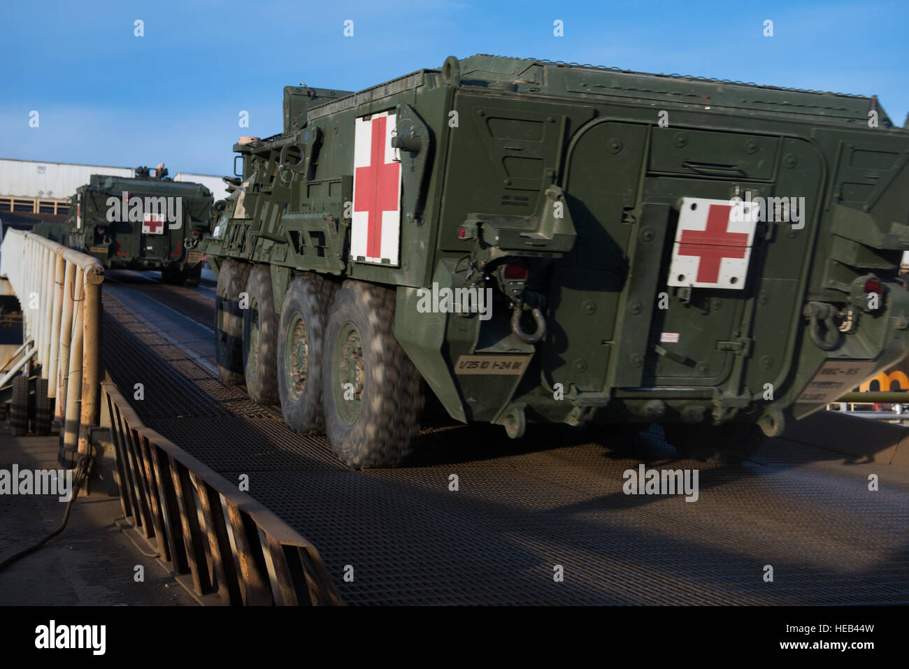 Ein Team von Soldaten mit dem 2. Bataillon, 377. Parachute Field Artillery Regiment Strykers und Humvees laden auf ein Schiff in den Hafen von Anchorage, Alaska, November 22. Mehrere hundert Fahrzeuge wurden nach Fort Irwin, Kalifornien auf mehrere Schiffe ausgeliefert.  Senior Airman Kyle Johnson) Stockfoto