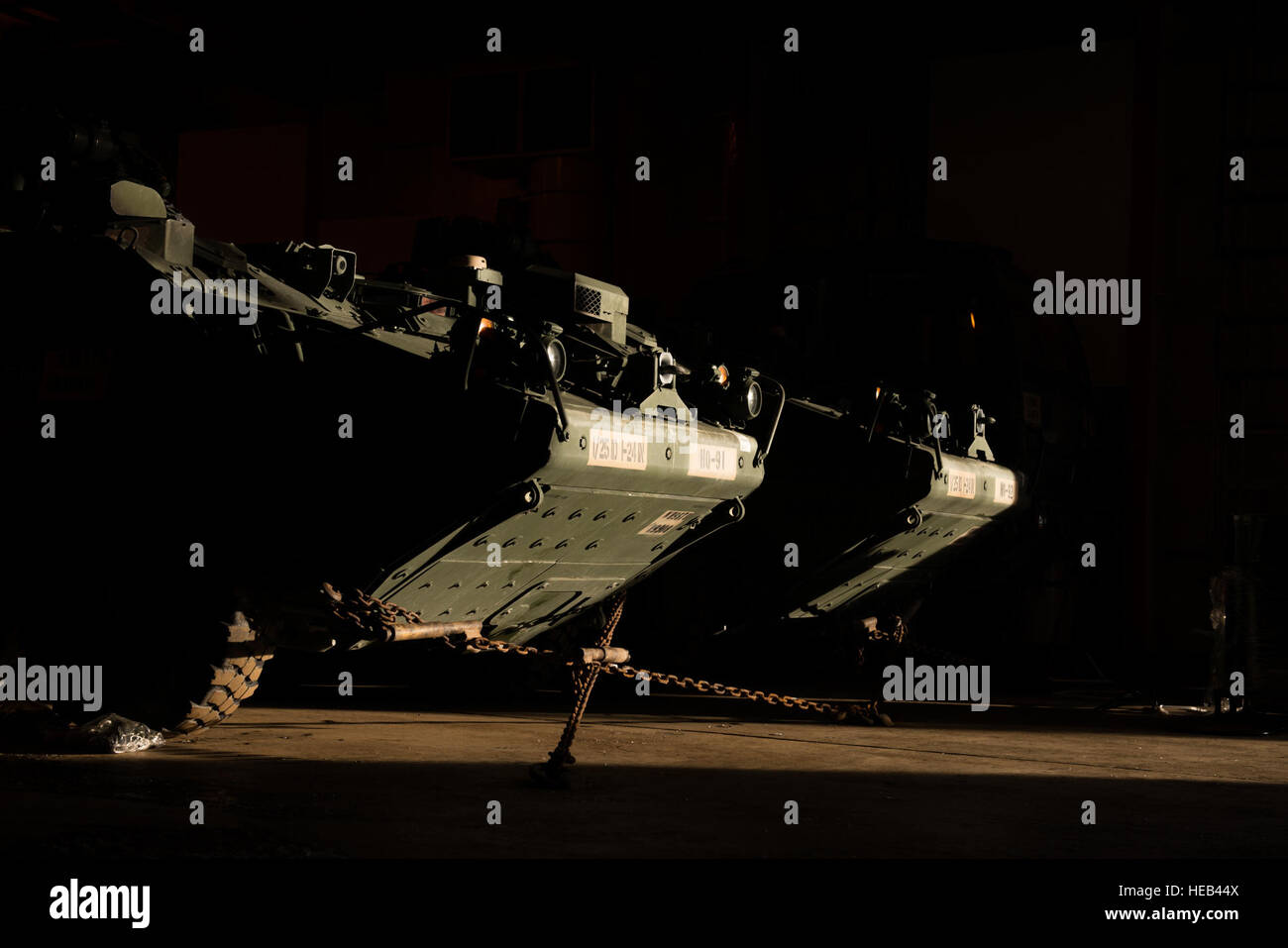 Strykers und Humvees aus dem 2. Bataillon, 377. Parachute Field Artillery Regiment warten auf einem Schiff in den Hafen von Anchorage, Alaska, November 22. Mehrere hundert Fahrzeuge wurden nach Fort Irwin, Kalifornien auf mehrere Schiffe ausgeliefert.  Senior Airman Kyle Johnson) Stockfoto