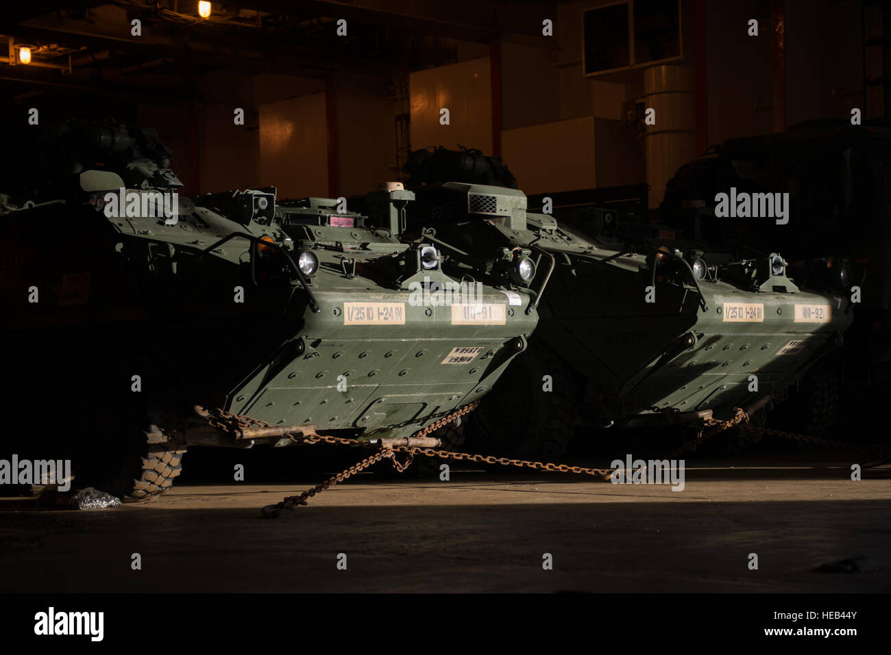 Strykers und Humvees aus dem 2. Bataillon, 377. Parachute Field Artillery Regiment warten auf einem Schiff in den Hafen von Anchorage, Alaska, November 22. Mehrere hundert Fahrzeuge wurden nach Fort Irwin, Kalifornien auf mehrere Schiffe ausgeliefert.  Senior Airman Kyle Johnson) Stockfoto