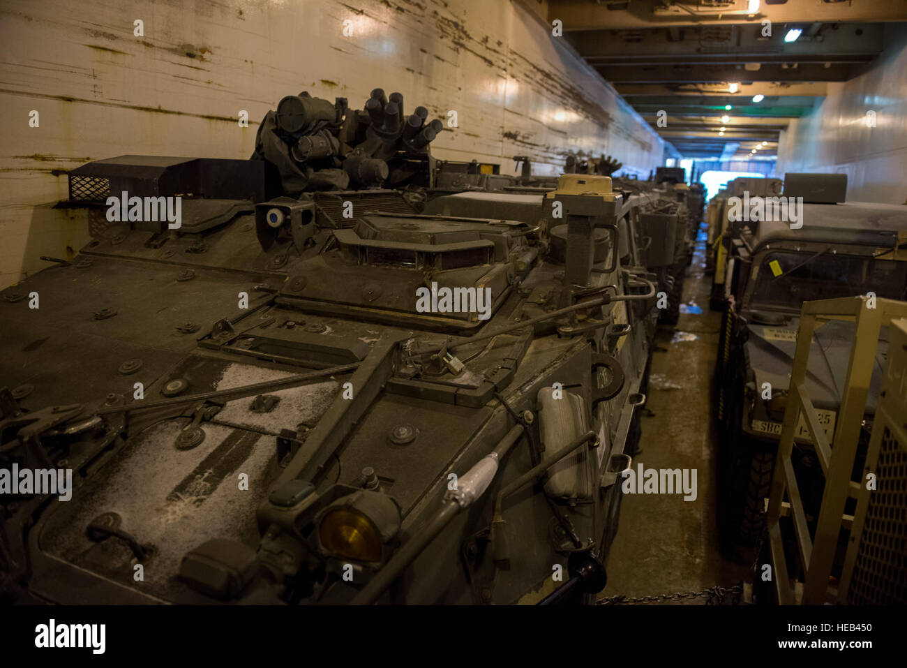 Strykers und Humvees aus dem 2. Bataillon, 377. Parachute Field Artillery Regiment warten auf einem Schiff in den Hafen von Anchorage, Alaska, November 22. Mehrere hundert Fahrzeuge wurden nach Fort Irwin, Kalifornien auf mehrere Schiffe ausgeliefert.  Senior Airman Kyle Johnson) Stockfoto
