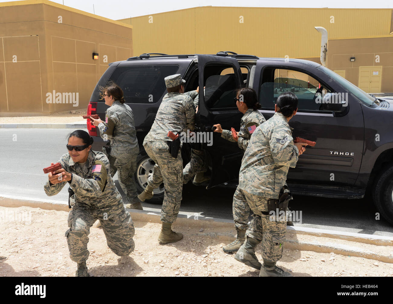 Die 379th Expeditionary Sicherheit Kräfte Squadron weibliche Flieger simulieren ihre sehr wichtige Person aus der Gefahrenzone entfernen, während persönliche Sicherheit Detail training 19. April 2015, auf der Al Udeid Air Base, Katar. Die Frauen der 379th ESFS lernte Combatives, persönliche Detail Sicherheitsverfahren, Behandlung von Wunden bekämpfen Trauma, Patienten Durchhaltefähigkeit und Transport. Techn. Sgt Caitlyn Thompson) Stockfoto