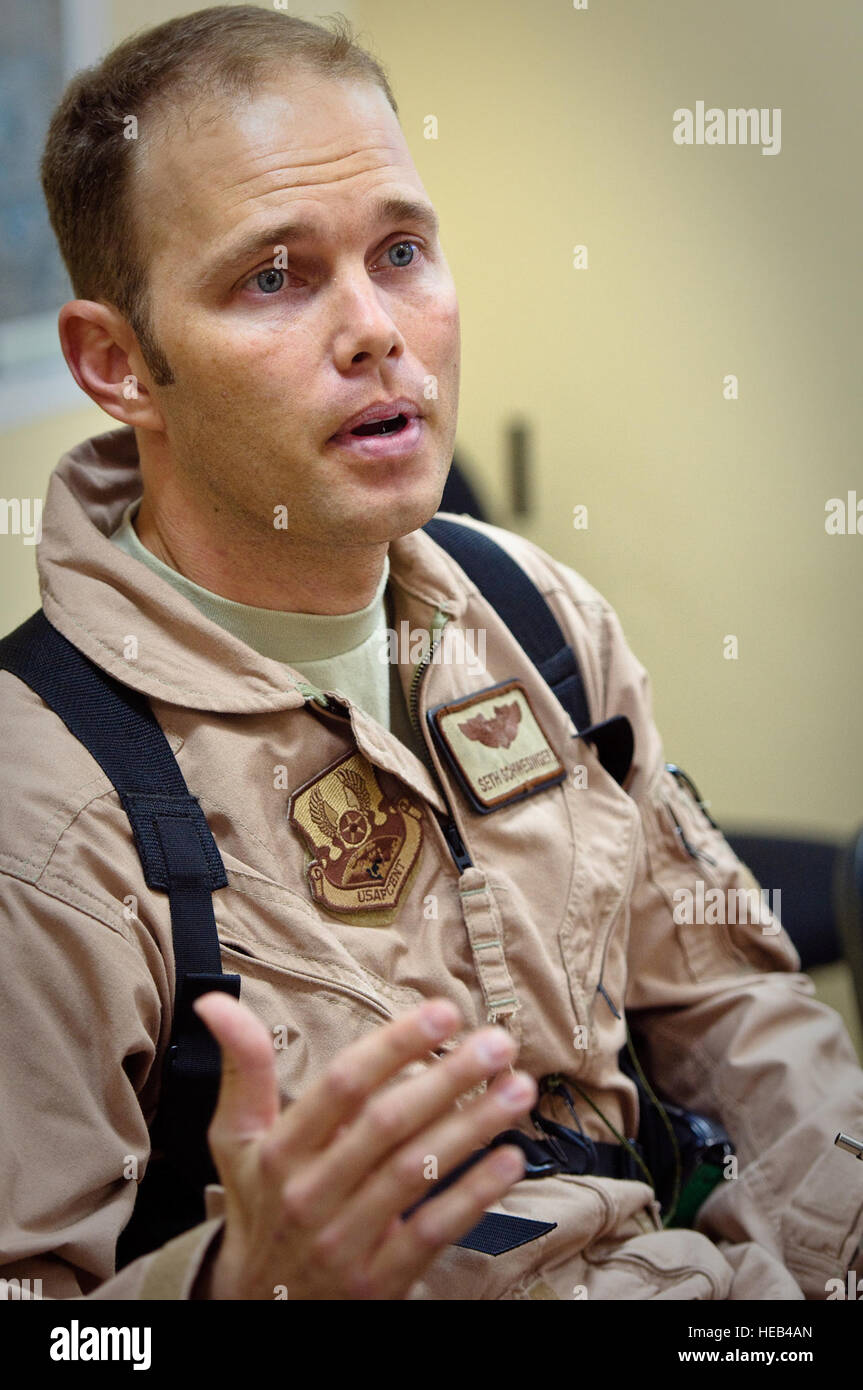 Capt Seth Schwesinger, Pilot bei der 737th Expeditionary Airlift Squadron, führt ein Preflight briefing in einer geheimen Luftwaffenstützpunkt hier 30. August 2010, wie Flieger aus der 386th Air Expeditionary Wing vorbereiten, Hilfsgüter nach Pakistan zu fliegen. Rekord-Monsune haben mehr als 1.600 Pakistaner getötet und mehr als 2 Millionen obdachlos, sagte Regierungsbeamte. Der Flieger werden in Bagram Air Field, Afghanistan, für die Hilfsmission beruhen die bereits Delievered Hunderte von Tausenden von Pfund an Nahrung, Wasser und Medizin nach Pakistan. Stockfoto