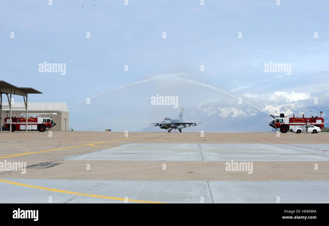 388 Fighter Wing Commander, Oberst Scott J. Zobrist, rollt seine F - 16C Fighting Falcon unter dem Wasser-Bogen zur Verfügung gestellt von der 775 Civil Enginering Squadron auf der Hill Air Force Base in Utah, 4 April, markiert das Ende seiner Flugangst mit 388 FW als ihr Kommandant. Stockfoto