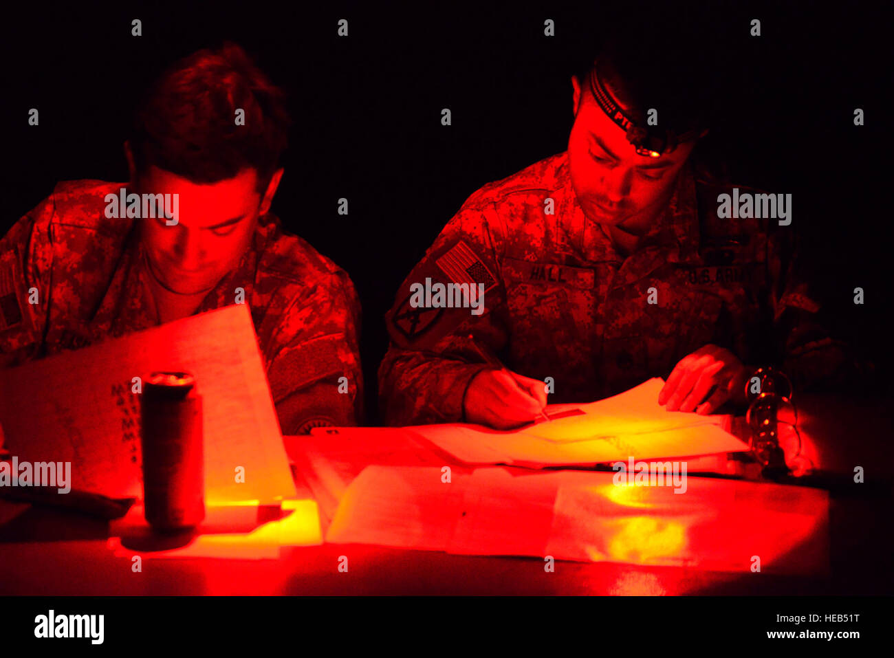 Oregon Army National Guard Soldaten Sgt. Alexander Eisinger und Staff Sgt Larry Hall, beide mit 2nd Battalion, 162. Infanterie-Regiment 41. Infantry Brigade Combat Team bereiten Einstufung Karten für Kandidaten, die Teilnahme an einem Abend Land Navigation Kurs während der Veranstaltung Experte Infanterist-Abzeichen (EIB), 17 Juli, während jährliche Weiterbildung bei Camp Roberts, Calif. Die EIB-Kandidaten müssen beide erfolgreich abschließen Navigation Kurse im Rahmen der mehrere Tage Tag und Nacht zu landen.  Captain Leslie Reed, 41. Infanterie Brigade Combat Team Public Affairs) Stockfoto