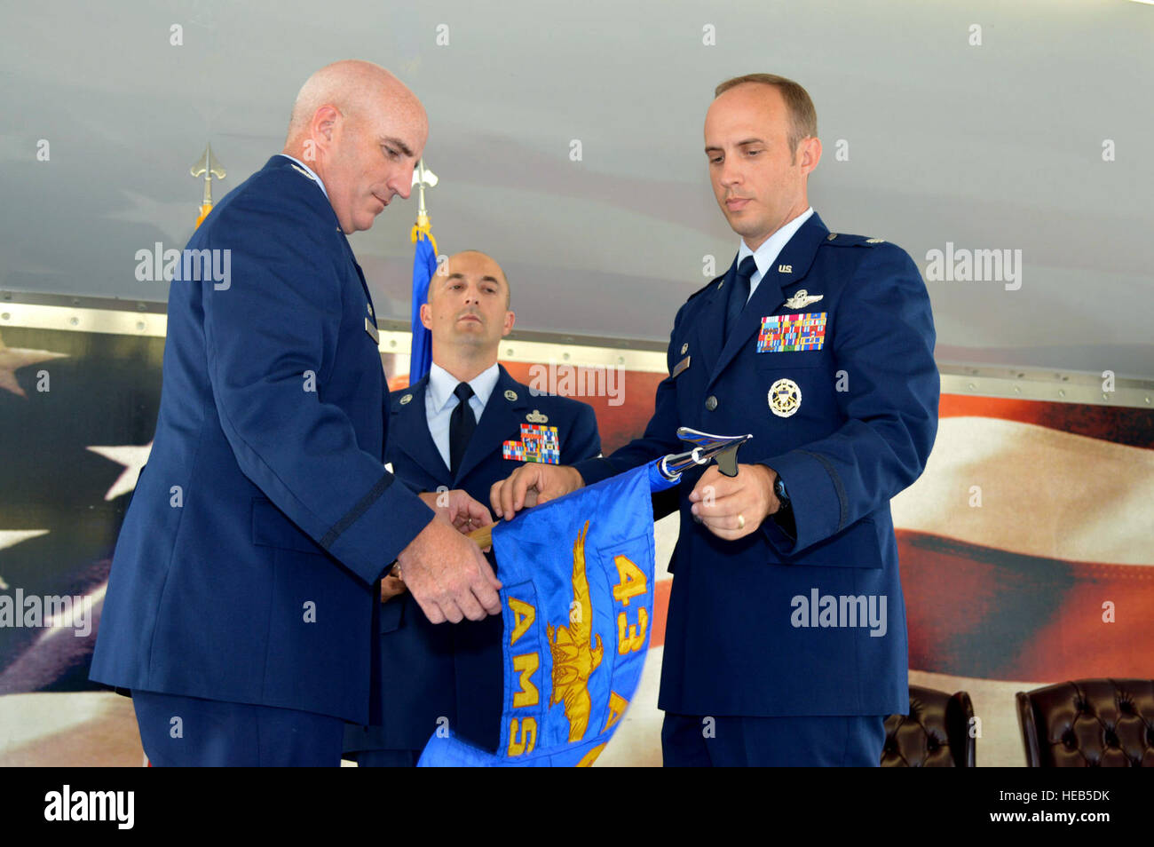 Lieutenant Colonel David Morgan, 43. Air Mobility Staffelkapitän, rechts, und Colonel Kenneth Moss, 43. Luftbrücke Gruppenkommandant, entfalten die 43. Air Mobility Squadron Guidon 1. Juli 2015, während der 43. AMS-Aktivierung-Zeremonie am Papst Army Airfield, N.C. Morgan übernahm das Kommando über das neu gegründete Geschwader bestehend aus Flugzeugwartung und Antenne Port Flieger und Funktionen aus der inaktivierten 43. Aircraft Maintenance Squadron und der 3. Antenne Port Squadron übertragen. Marvin Krause) Stockfoto