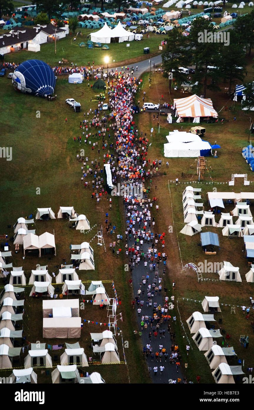 Läufer beginnen ein 5-Kilometer-Lauf während der Junge Pfadfinder von Amerika 2010 National Scout Jamboree 30.Juli. Der Lauf war eine Herausforderung und Spaß Aktivität für Pfadfinder und war auch offen für Militärangehörige befestigt, Joint Task Force - National Scout Jamboree. Die JTF-Ziel ist es, professionelle militärische Unterstützung und ein sicheres Umfeld für Pfadfinder und Besucher während der Jamboree zu bieten. Stockfoto