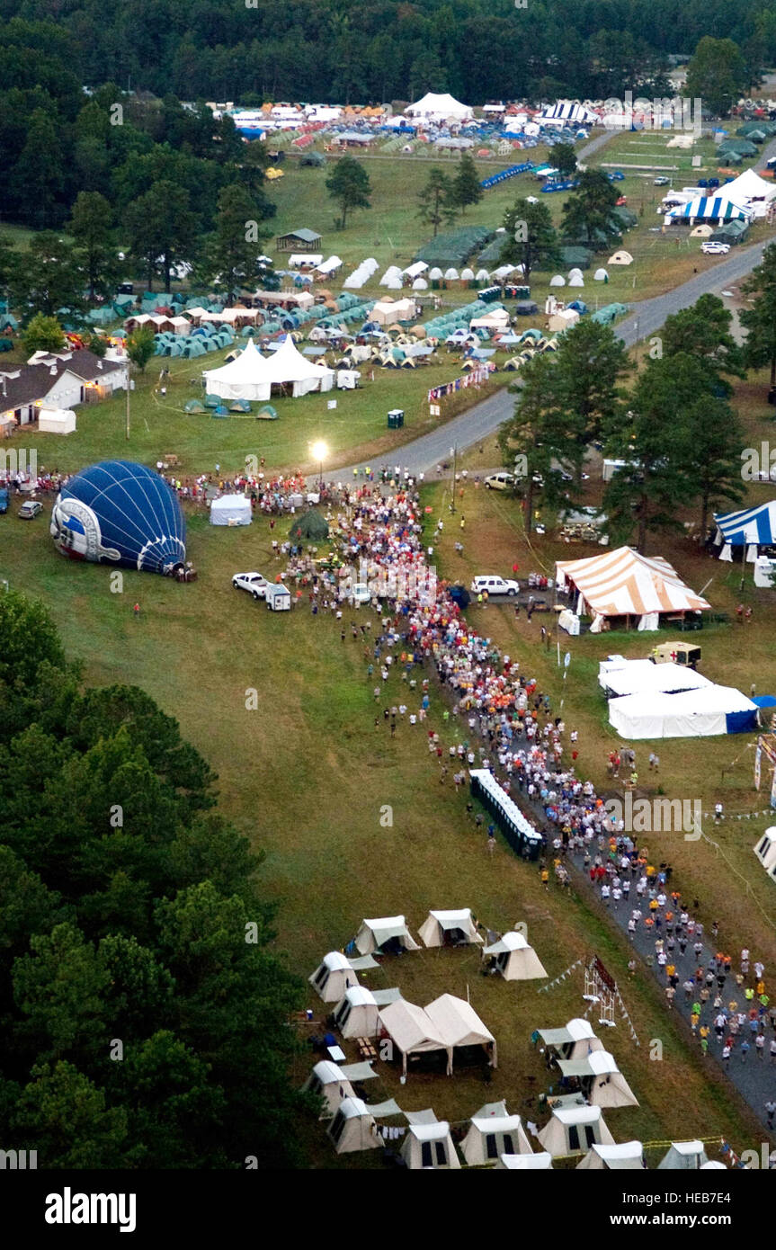 Läufer beginnen ein 5-Kilometer-Lauf während der Junge Pfadfinder von Amerika 2010 National Scout Jamboree 30.Juli. Der Lauf war eine Herausforderung und Spaß Aktivität für Pfadfinder und war auch offen für Militärangehörige befestigt, Joint Task Force - National Scout Jamboree. Die JTF-Ziel ist es, professionelle militärische Unterstützung und ein sicheres Umfeld für Pfadfinder und Besucher während der Jamboree zu bieten. Stockfoto