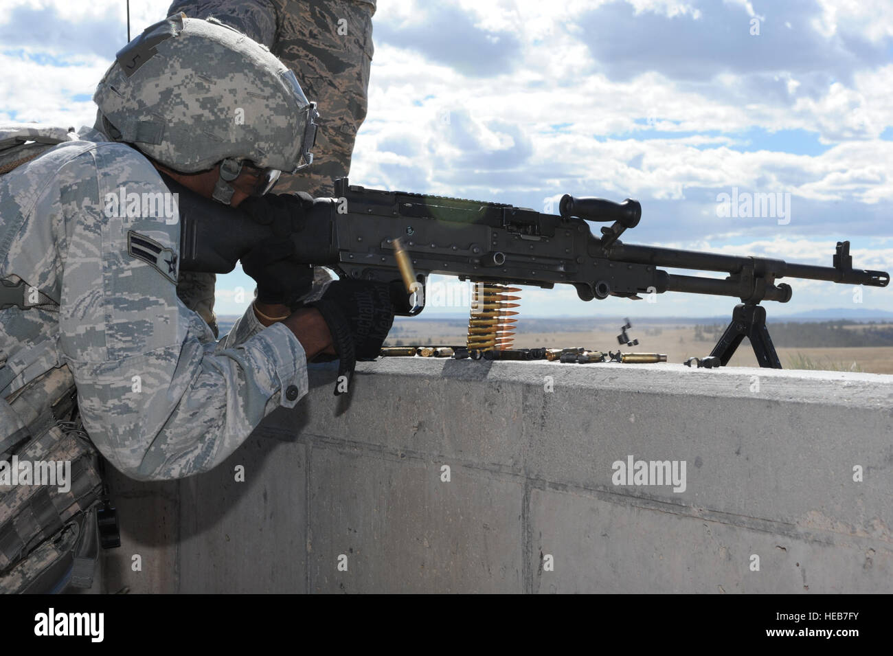 Flieger 1. Klasse Michael Clayton, 5. Sicherheit Kräfte Squadron Global Strike Challenge Team-Mitglied, feuert ein M240-Maschinengewehr während der Dreharbeiten Teil des Wettbewerbs am Camp Guernsey, Wyoming, 23. September 2014. Clayton wurde von einem Teamkameraden unterstützt, die Korrekturen für Abstand und Position der Ziele gab. Senior Airman Stephanie Morris) Stockfoto