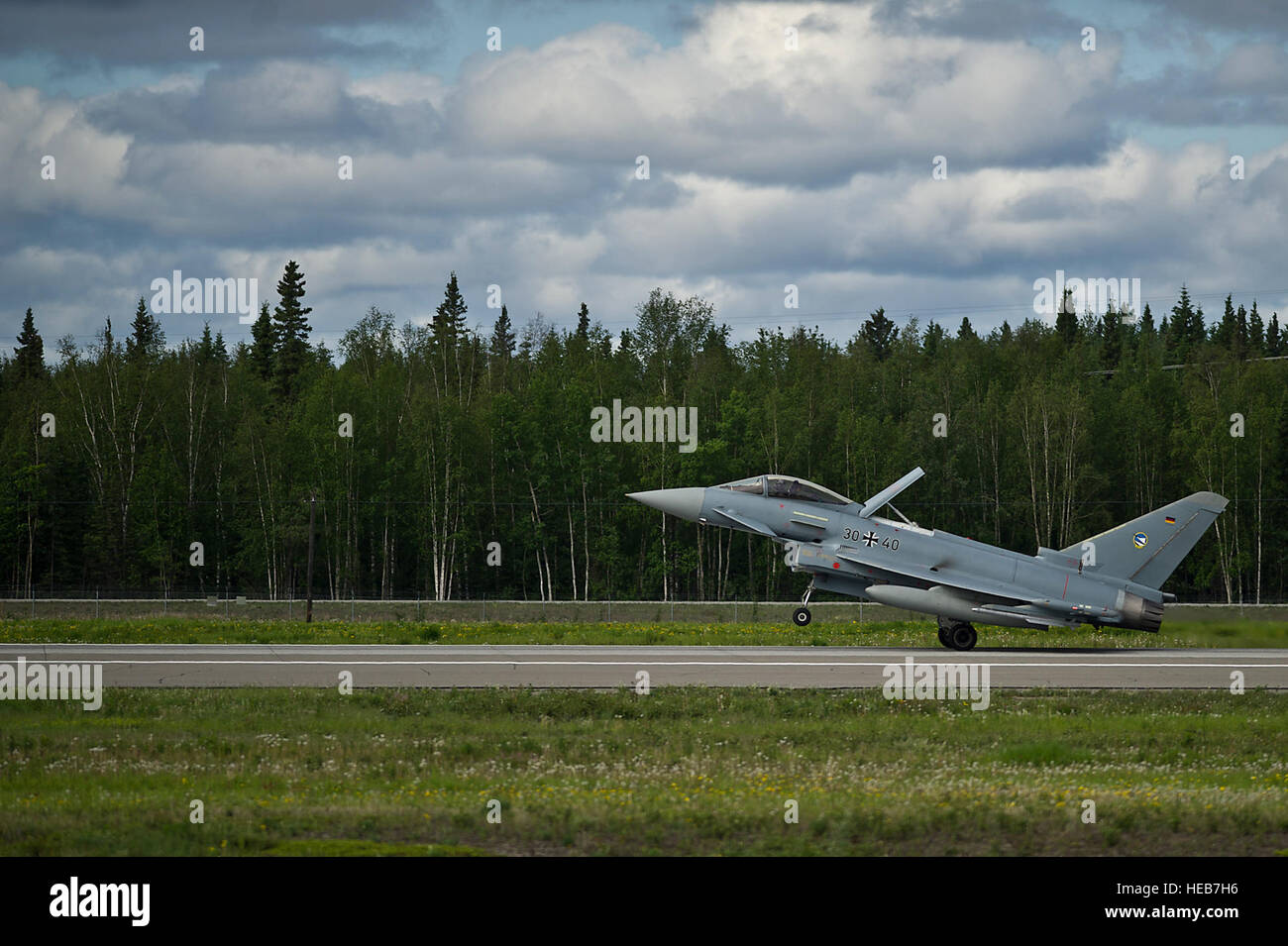 Eine deutsche Luftwaffe Eurofighter Typhoon landet bei Eielson AFB, Alaska nach Abschluss einer Mission Kampftraining, 14. Juni 2012, während rote Fahne-Alaska. Rote Fahne-Alaska ist eine Pacific Air Forces gesponsert, Gelenk/Koalition, taktische Luft-Bekämpfung der Arbeitslosigkeit-Übung, die die Einsatzfähigkeit der beteiligten Einheiten entspricht. Die gesamte Übung findet im gemeinsamen pazifischen Bereich Complex über Alaska sowie einen Teil des westlichen Kanadas für den gesamten Luftraum von mehr als 67.000 Quadrat-Meilen. Stockfoto