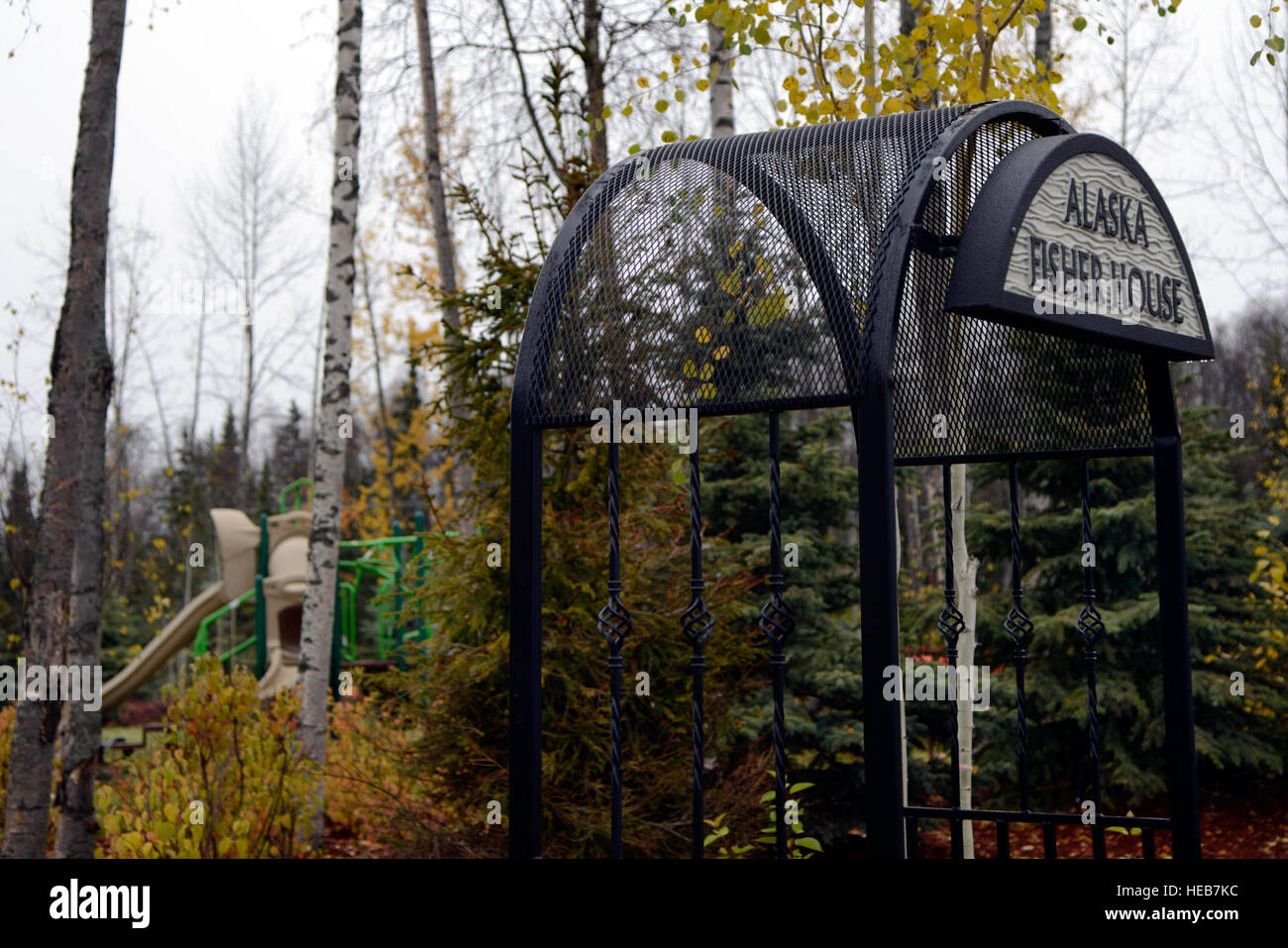 Nach sechs Monaten der Vorbereitung ist der neu errichteten Spielplatz hinter der Fisher House of Alaska, gemeinsame Basis Elmendorf-Richardson, Okt. 10 ersichtlich. Die Fisher House bietet vorübergehende Unterkunft für Militärangehörige, Veteranen und ihre Familien während des Empfangs medizinischen Versorgung am Joint Venture Department of Defense und Veterans Affairs Hospital auf JBER. Staff Sgt. Sheila DeVera) Stockfoto