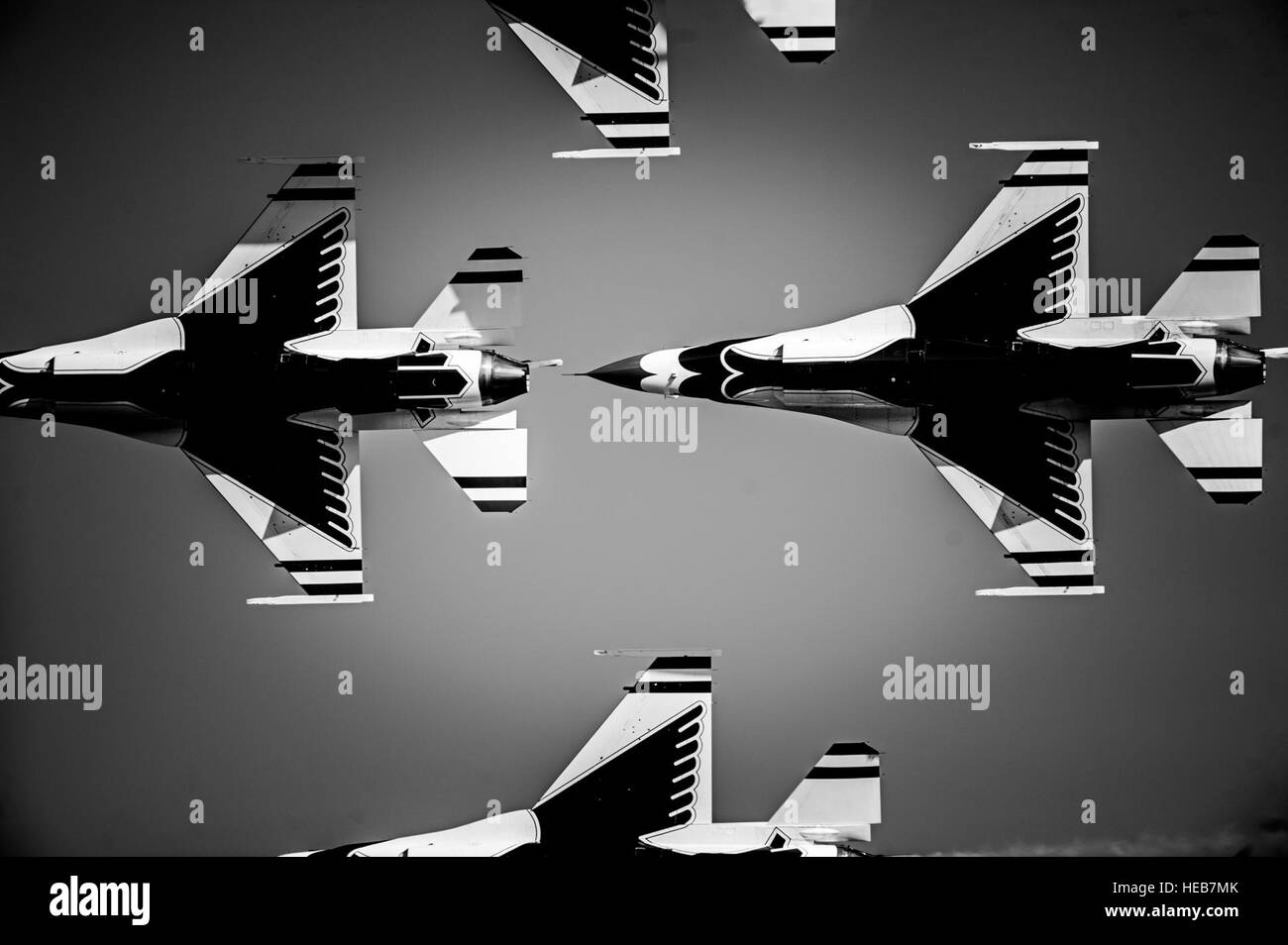 Die Thunderbirds durchführen "Bottom Up Pass" 18. Oktober 2014, während der Flügel über North Georgia Air Show in Rom, Ga. Die Thunderbirds sind die Air Force Präzision fliegende Demonstration Team, fliegen f-16 Fighting Falcons. Techn. Sgt. Manuel J. Martinez) Stockfoto