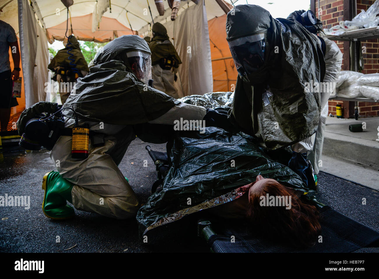 Flieger der 628. Medizinischen Gruppe führen die Dekontamination eines simulierten Unfallopfers während einer Massentraining auf der Joint Base Charleston durch, wobei sie für chemische, biologische, radiologische und nukleare Vorfälle trainieren. Stockfoto