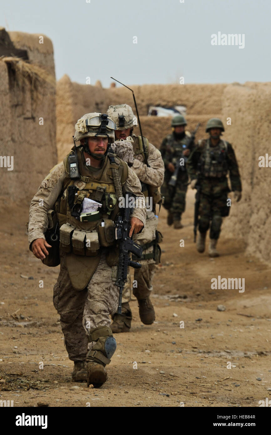 US-Marines mit 2nd Platoon, Lima Company, 3. Bataillon, 6. Marineregiment und afghanische Soldaten erreichen ihr Ziel während der Operation Helmand Spider in Badula Qulp, Provinz Helmand, Afghanistan, am 3. März 2010.   Techn. Sgt Efren Lopez, US Air Force.  (Freigegeben) Stockfoto