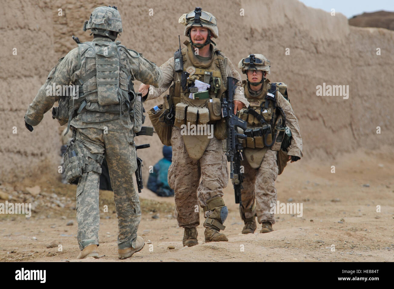 US Armee Sgt. 1. Klasse Dorian Ballard, mit Bravo Company, 4. Bataillon, 23. Infanterie-Regiment, grüßt U.S. Marine Corps 1.. Lt. Ryan Engle, 2nd Platoon, Lima Company, 3. Bataillon, 6. Marine Regiment, als die Marines erreichen ihr Ziel während der Operation Helmand Spider in Badula Qulp, Provinz Helmand, Afghanistan, 3. März 2010.  Techn. Sgt Efren Lopez Stockfoto