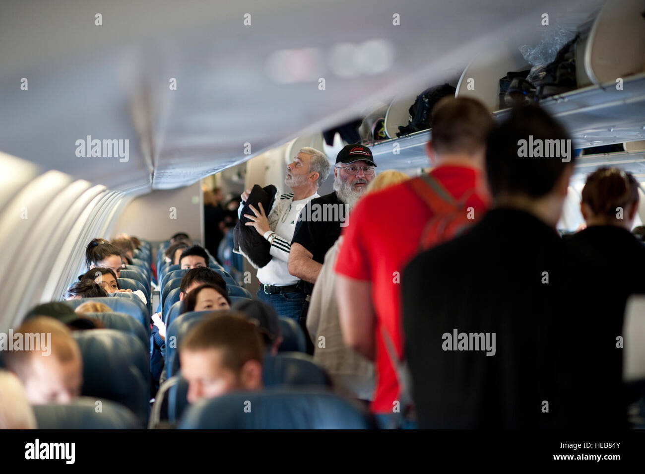 Passagiere besteigen ein Delta Airlines Flugzeug auf der Yokota Air Base, Japan, nachdem das Flugzeug aufgrund eines Erdbebens der Stärke 8,9 vor Japans Ostküste vom Narita International Airport umgeleitet wurde. Stockfoto