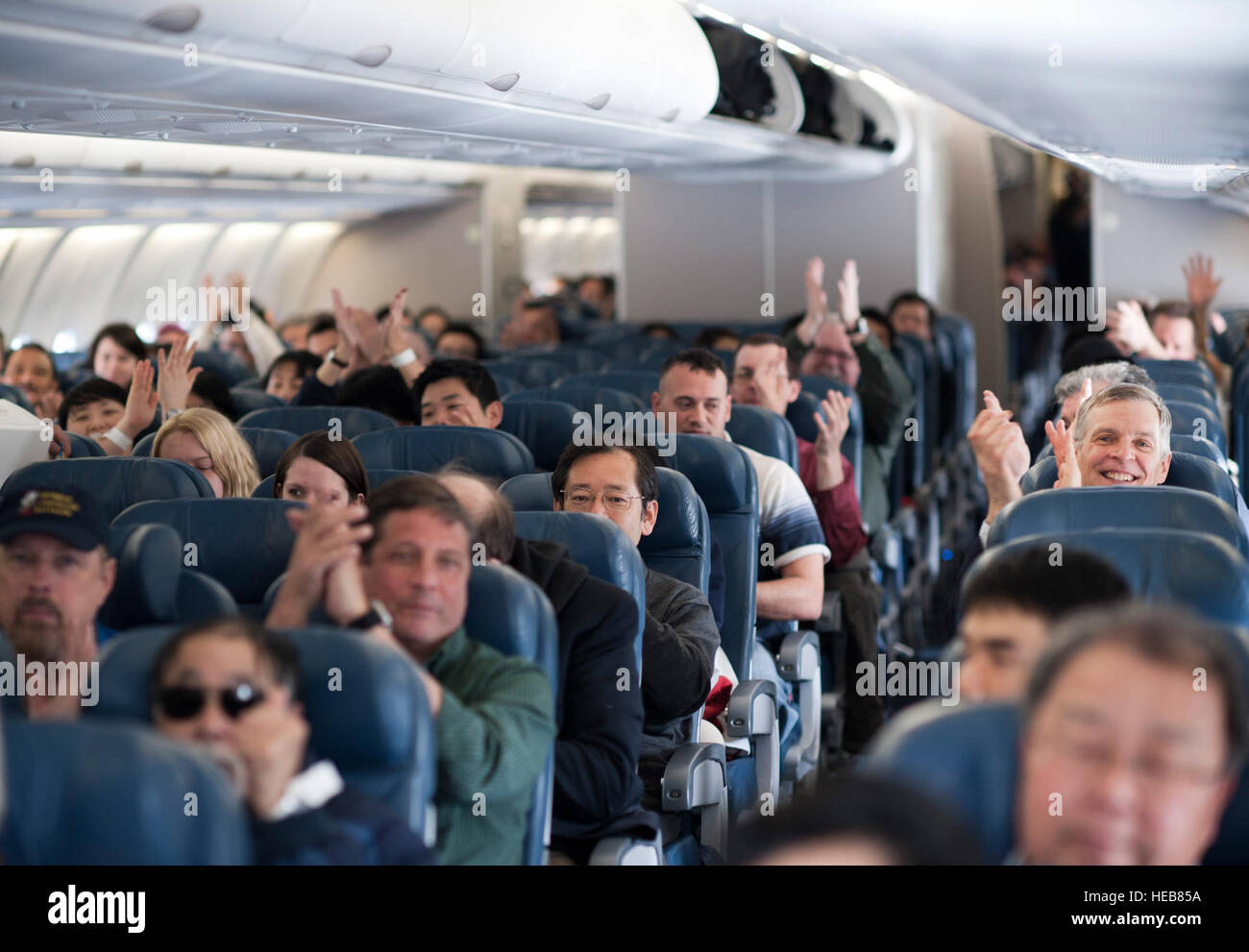 Die Luftwaffenflugzeuge der US Air Force leisteten den Passagieren auf einem Flug der Delta Airlines, der nach einem Erdbeben der Stärke 8,9 vor der Ostküste Japans zur Yokota Air Base umgeleitet wurde, Hilfe und stellten ihre Betreuung und Unterstützung über Nacht sicher. Stockfoto