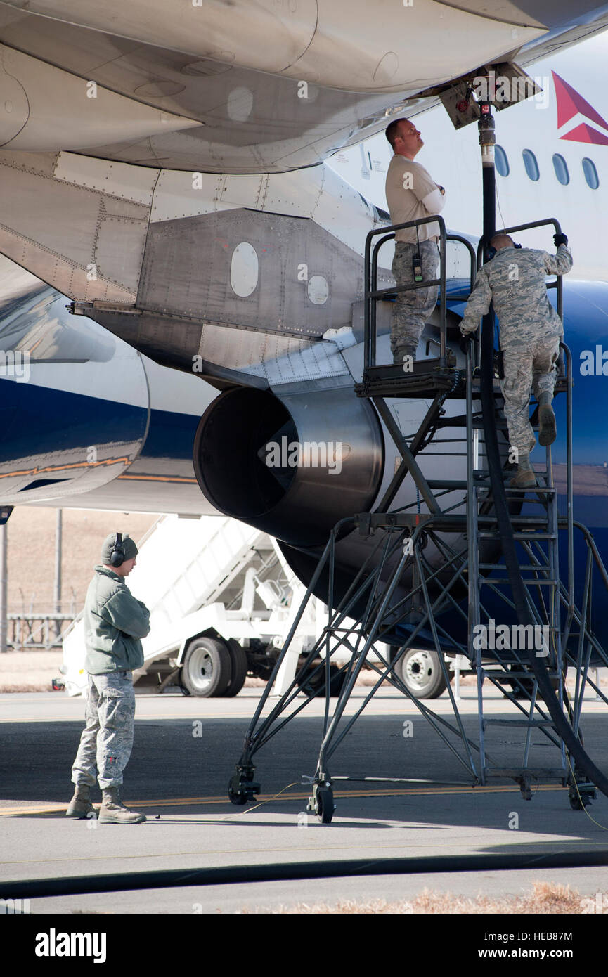 Flieger der 374th Logistics Readiness Squadron tanken ein umgeleitetes Delta Airlines Flugzeug auf der Yokota Air Base, Japan, nach einem Erdbeben der Stärke 8,9 vor der Ostküste Japans, um Katastropheneinsätze zu unterstützen. Stockfoto