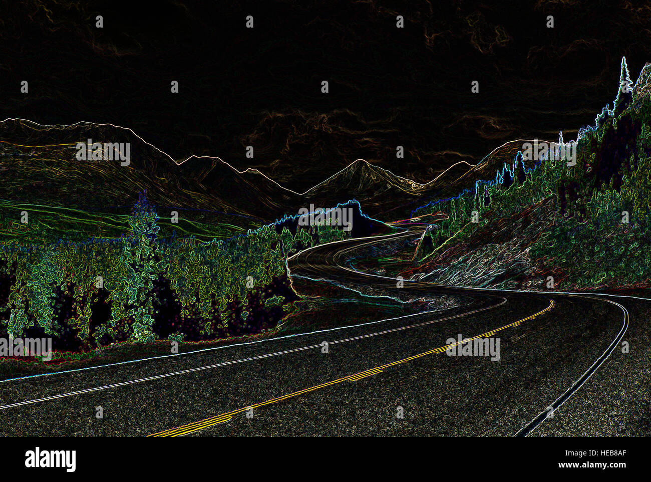 Kurvenreiche Straße / Autobahn durch Berge - digital manipulierte Bild mit leuchtenden Kanten, abstrakte Landschaft, Straßen und Reisen Stockfoto