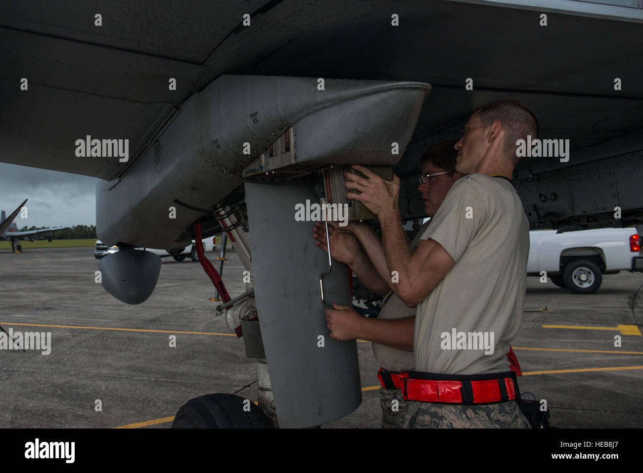 Während der Übung Dragon Strike ersetzt das Wartungspersonal der Air Force die Kaliber 50 in einem A-10C Thunderbolt II Maschinengewehr, während die 23rd Aircraft Maintenance Squadron mehrere A-10-Flugzeuge der 75th Fighter Squadron auf der Avon Park Air Force Range, Florida, unterhält. Stockfoto