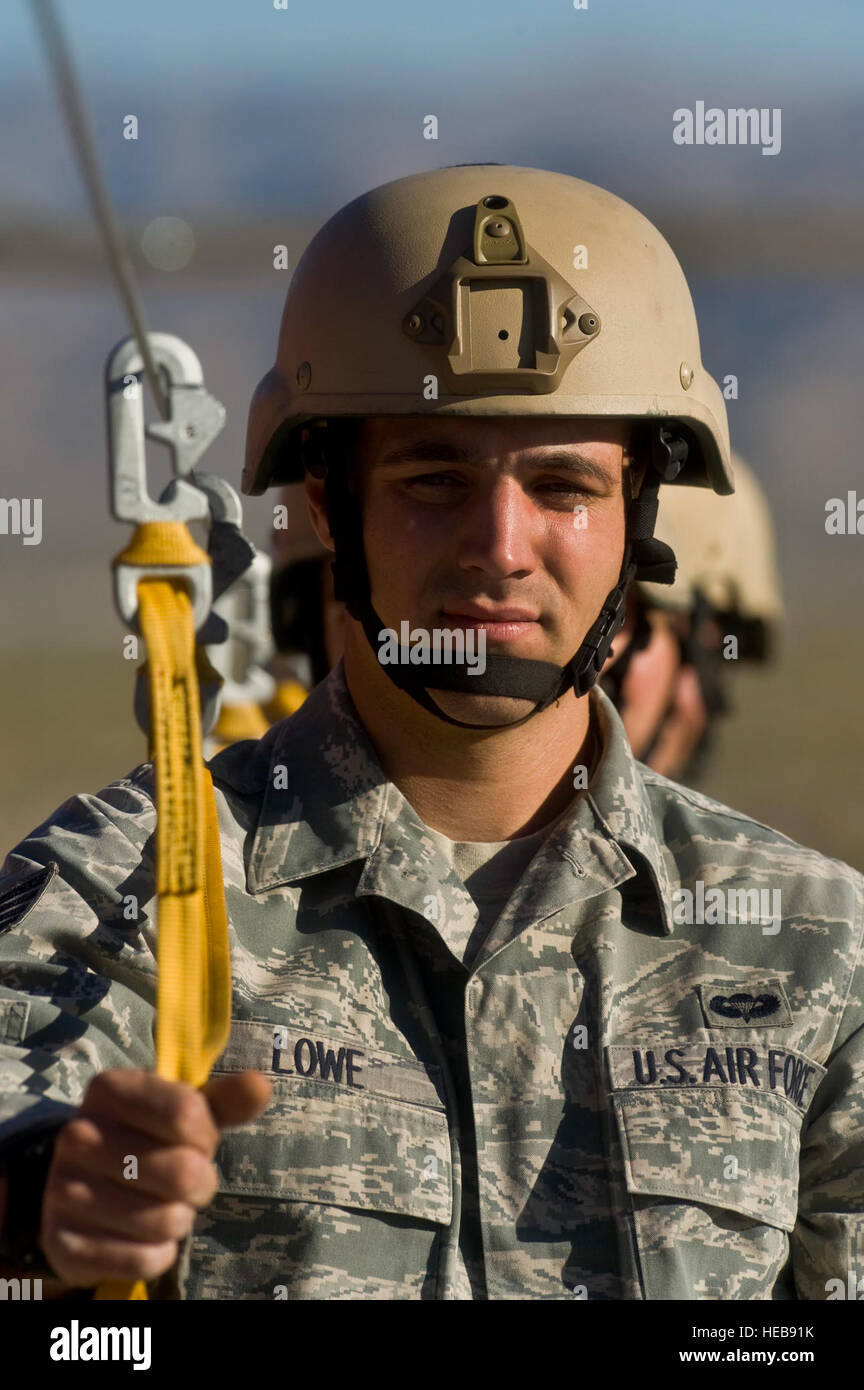 US Air Force Personal Sgt.Jeremy Lowe, eine zerstreute Fahrzeug Wartung Handwerker aus der 820th RED HORSE-Geschwader geht wenn ein Pre-Sprung auf der Nellis Air Force Base, Nevada, 12. Mai 2011 durchlaufen. 414th Combat Search und Rescue Squadron der Schulungen durchgeführt und zertifiziert 3 RED HORSE Flieger als drop-Zone Kontrollbeamten, RED HORSE Flieger durchführen Missionen zu springen und betreiben eigene Drop-Zones. (Flieger 1. Klasse Daniel Hughes / veröffentlicht) Stockfoto