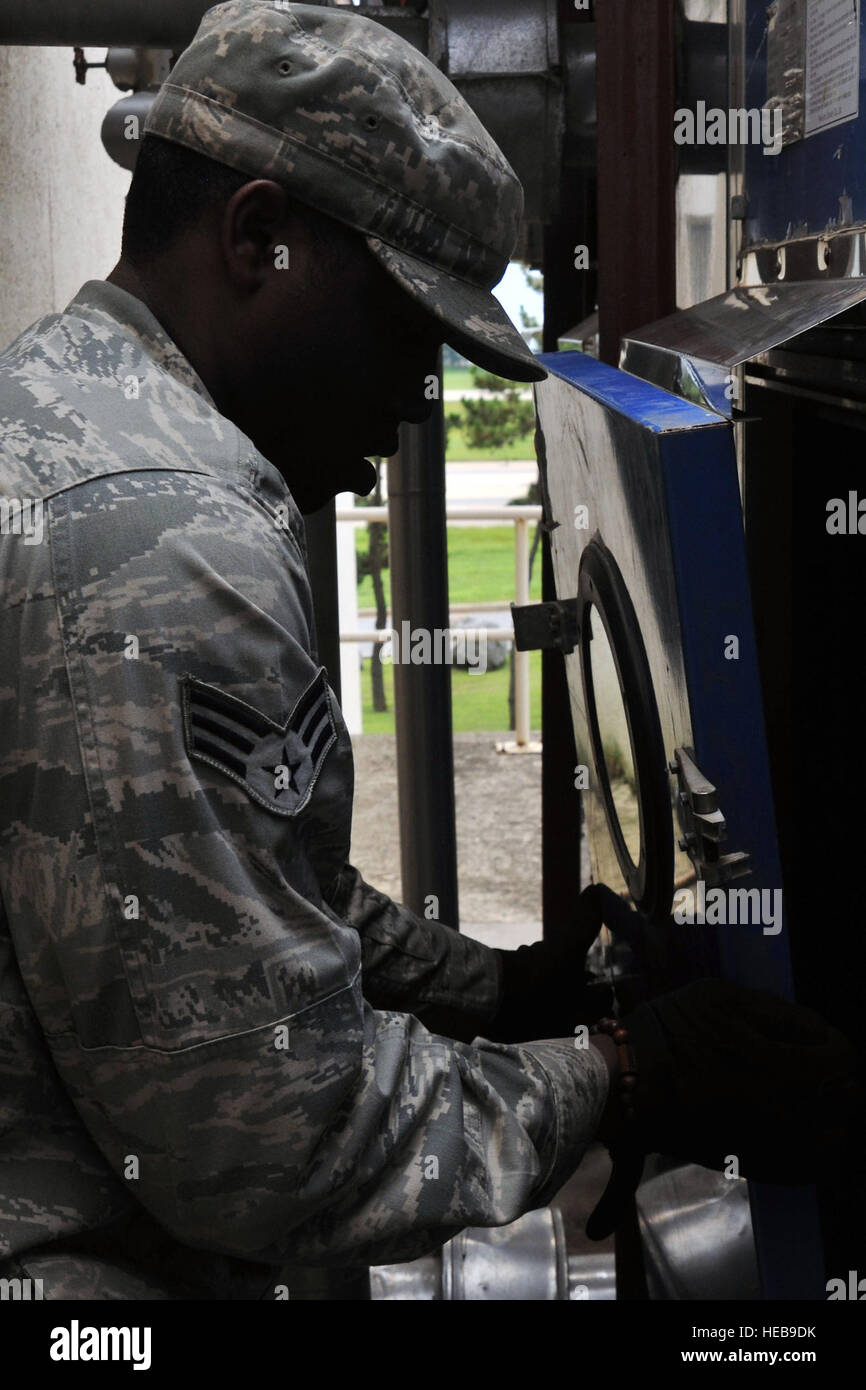 Senior Airman Edgar Denard, 8. Civil Engineer Squadron-Heizung, Lüftung, Klimaanlage und kühl-Techniker, System-Wartung 4. August führt. HLK-Flieger pflegen 1,7 K HVAC/R Systeme Basis breit und Armee mit spezialisierten Klimaanlagen zu unterstützen. Stockfoto