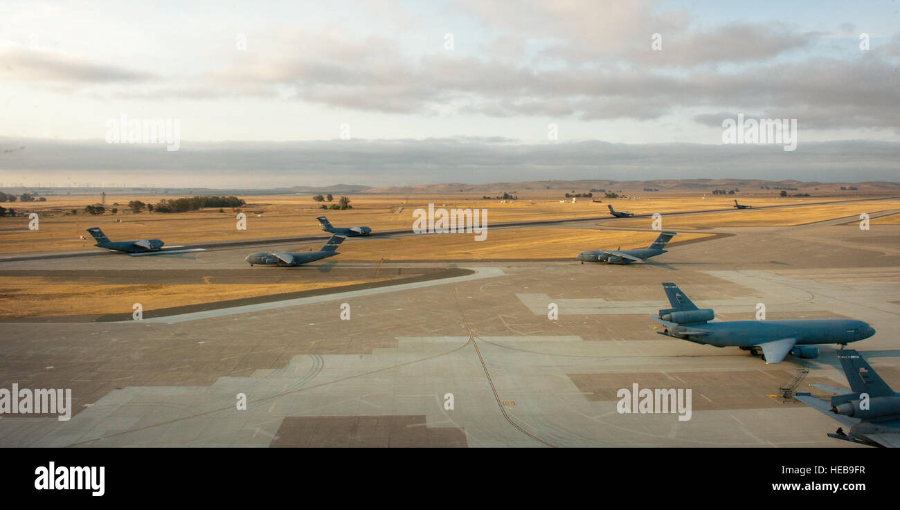 US Air Force c-5 Galaxy Flugzeuge zugeordnet, das 60. Air Mobility Wing Line-up vor dem Start auf Travis Air Force Base, Kalifornien, 11. September 2013, im Rahmen der Freiheit zu Ehren der Opfer der Terroranschläge von 9/11 zu starten. Das erste Flugzeug ging um 08:46, stürzte die gleiche Zeit-Terroristen American Airlines Flug 11 in den Nordturm des World Trade Centers, mit den restlichen 21 Flugzeuge starten nacheinander in eine 36-Minuten-Zeitraum. Terroristen entführt vier Passagierflugzeuge 11. September 2001. Zwei der Flugzeuge wurden absichtlich in das World Trade Center bin ich gestürzt Stockfoto