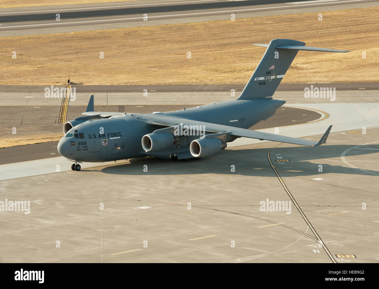 Eine US Luftwaffe c-17 Globemaster III Flugzeuge zugeordnet zu den 60. Air Mobility Wing taxis vor dem Start bei Travis Air Force Base, Kalifornien, 11. September 2013, im Rahmen der Freiheit zu Ehren der Opfer der Terroranschläge von 9/11 zu starten. Das erste Flugzeug ging um 08:46, stürzte die gleiche Zeit-Terroristen American Airlines Flug 11 in den Nordturm des World Trade Centers, mit den restlichen 21 Flugzeuge starten nacheinander in eine 36-Minuten-Zeitraum. Terroristen entführt vier Passagierflugzeuge 11. September 2001. Zwei der Flugzeuge wurden absichtlich stürzte in der Welt-Trad. Stockfoto